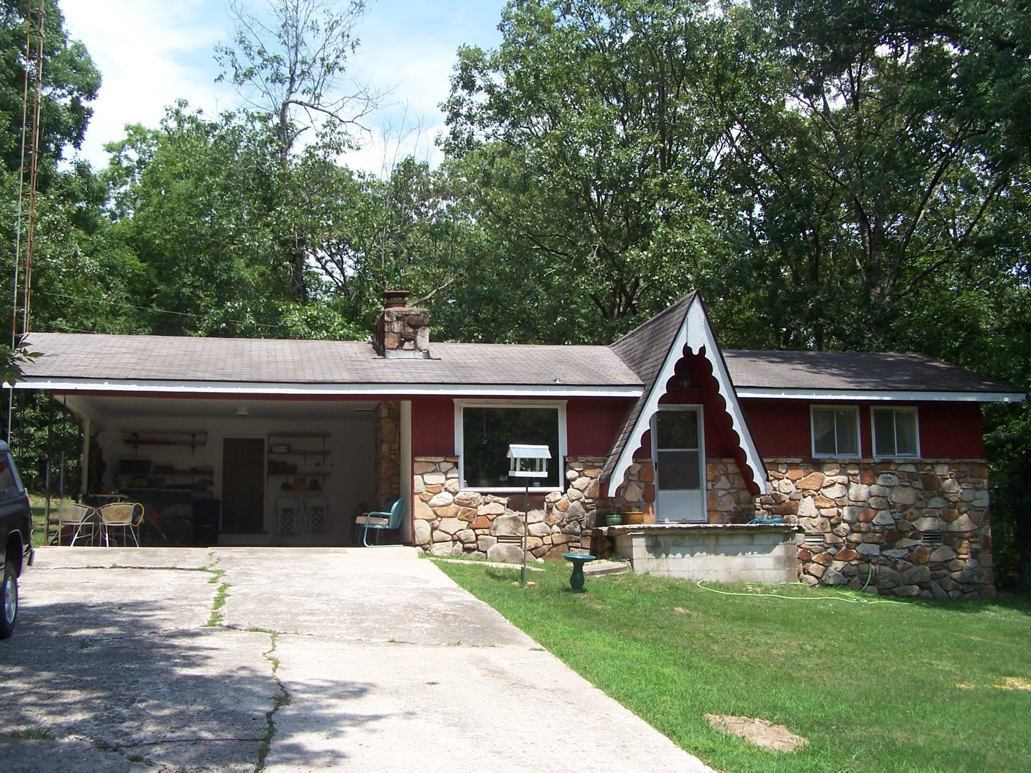 This charming 2 bedroom 1 1/2 bath is nestled among large shade trees on a quiet dead end street. It offers a large lr/dr& open kitchen with a generous eating bar, laundry room, large back yard, and double car garage. Has newer hvac and appliances. There is also a cozy native stone fireplace w/propane gas logs It has central h/a. Located in Horseshoe Bend-walking distance to Pioneer Lake, and Crown Lake privileges-with Crown Lake Resort and Crown Point and 18 hole golf course- just a short distance away. Horseshoe Bend does have a air landing strip which can service small planes. This property is ideal for starter, retirement or investment airbnb or vrrbo property.