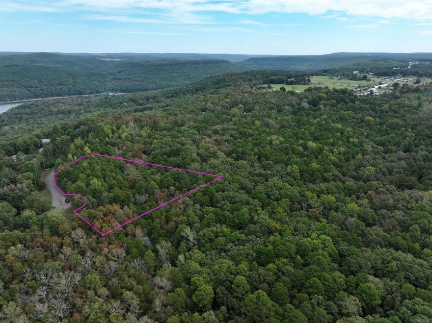 **3AC LOT LEVEL LOT at END OF CUL DE SAC** Whether you're looking to build a full-time residence, vacation retreat, or short-term rental, you have the options for placement. Plus being at the end of the cul de sac gives all the privacy you could want. Less than 10 mins and you're on the water via the Frontier Canyon Boat Ramp, 10 mins to Greer Ferry for last minute items and 30 mins to Heber Springs for everything else.