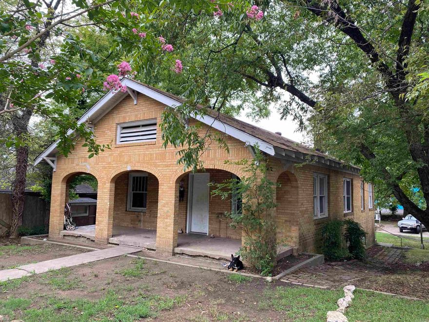 2 Single Family units, Fully RenTS 612 Oakcliff- 2/1 $850 mo. Remodeled 2021,  614 Oakcliff -4 bed 1.5 Bath 950mo, updated 2023, new roof, Agent Owned, Agents see remarks. Must sell together, city will not split the lot