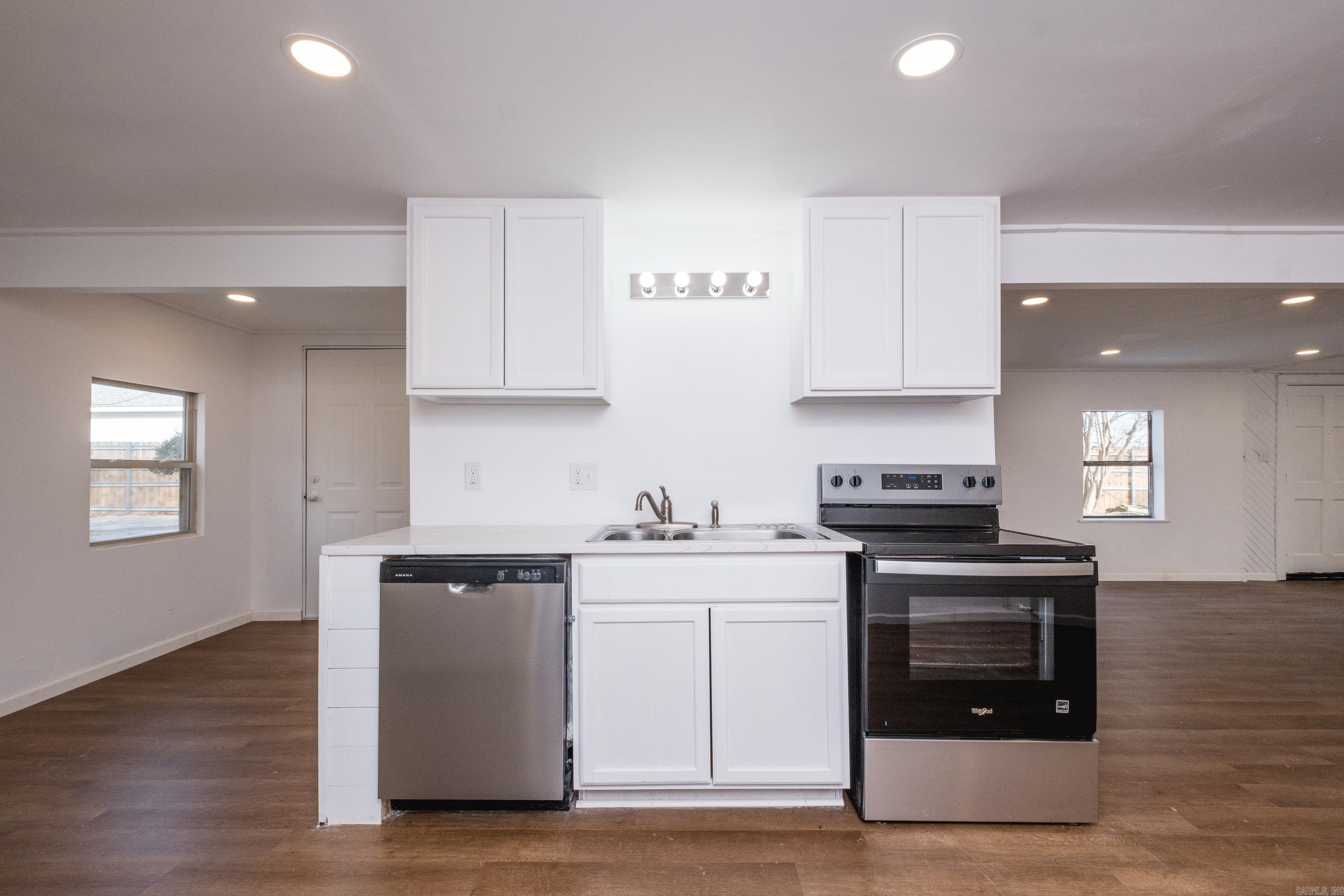 RIVER MANOR EST - Residential