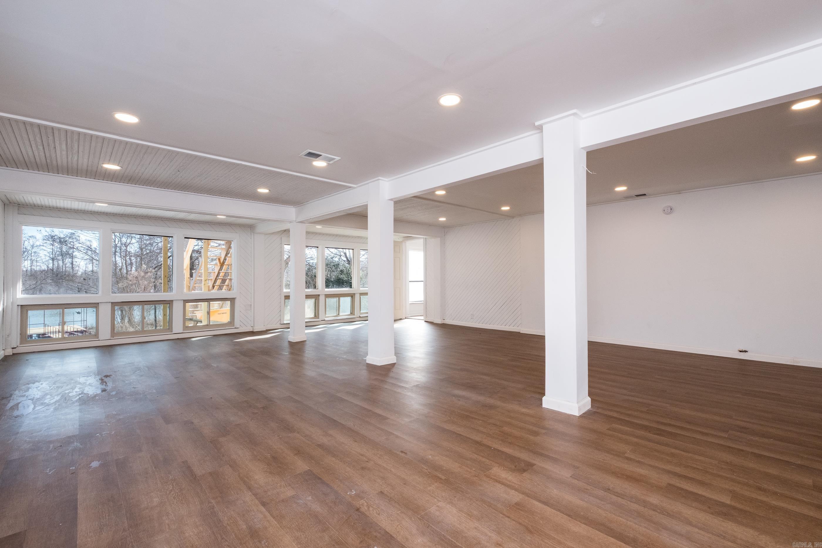 RIVER MANOR EST - Residential