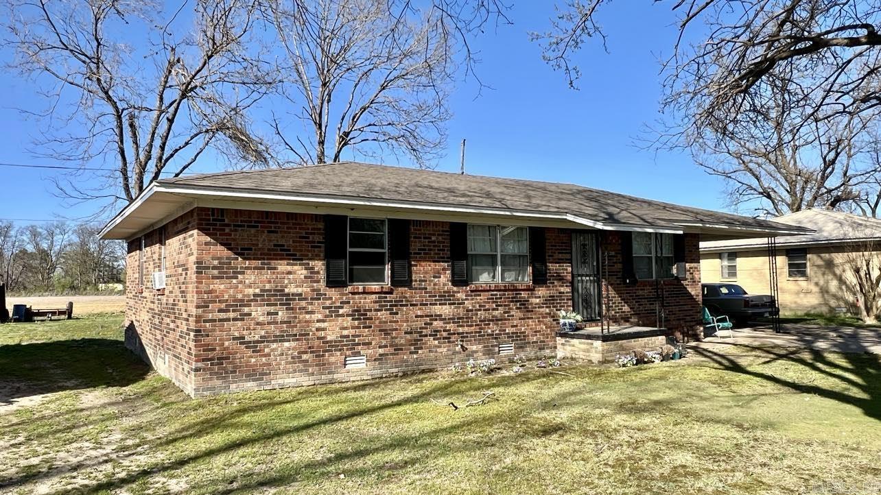 Check out this 3 Bedroom-one bath all brick home located at 209 Sneed St., Marked Tree, Arkansas. Newly remodeled in 2023 - Including the Roof, kitchen cabinets with granite countertops and bath vanity as well, new vinyl laminate flooring throughout. Stainless appliances (except the dishwasher) & features a gas range. Large panty for plenty of storage. All appliances convey with the home. Home is very well insulated and energy efficient. Storage area at the carport plus large concreted area for extra parking. This home is close to Jonesboro & Blytheville areas. Make a great starter or forever home.
