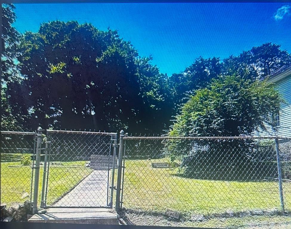 Residential lot in established neighborhood