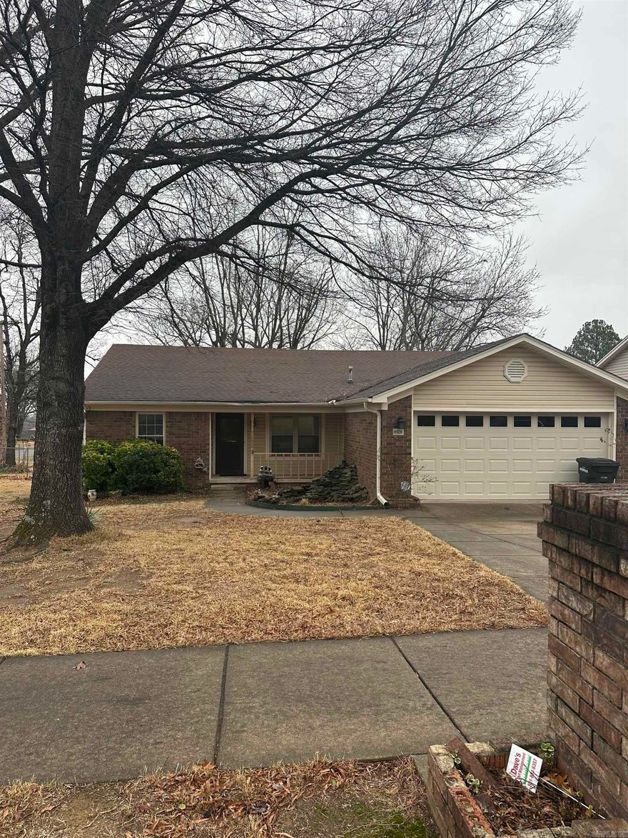 WE HAVE A TRUE DIAMOND IN THE ROUGH!!!  THIS WONDERFUL 3 BEDROOM 2 BATH HOME IS LOCATED ON A GREAT CORNER LOT, HAS A FUNCTIONAL LAYOUT AND SOLID CONSTRUCTION.  THIS HOME HAS A GREATROOM WITH A SPLIT BEDROOM PLAN.   THE INTERIOR NEEDS PAINT AND NEW CARPET, MAKING IT AN IDEAL OPPORTUNITY FOR BUYERS LOOKING TO ADD THEIR OWN FINISHING TOUCHES.  THE PROPERTY ALSO INCLUDES TWO SHOP BUILDINGS WITH AN EXTRA GATED ENTRANCE.....PERFECT FOR STORAGE, HOBBIES OR A WORKSHOP.  SQUARE FOOTAGE INCLUDES THE H/C SUNROOM! SCHEDULE YOUR SHOWING TODAY!!