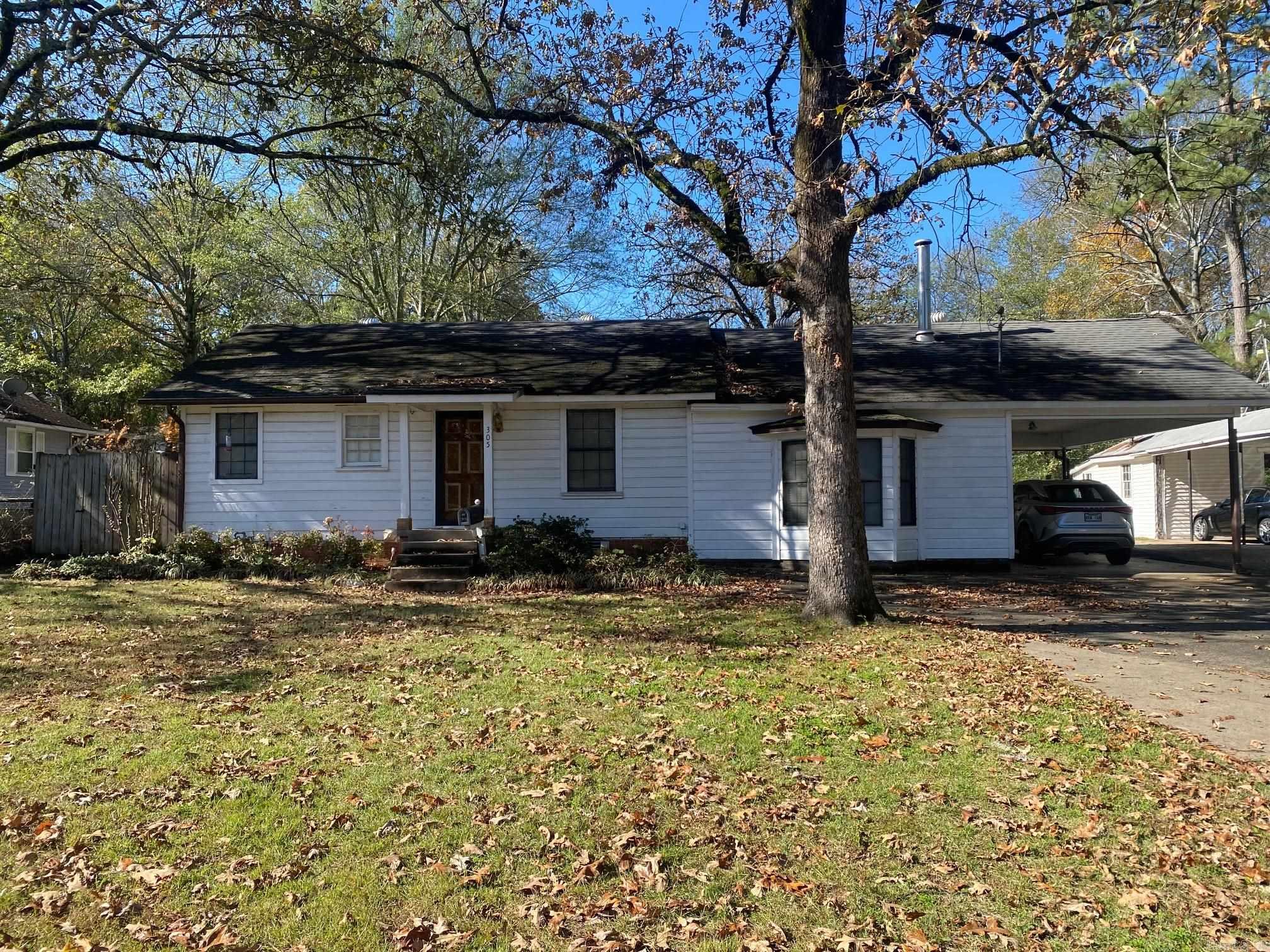 Great fixer upper in quiet neighborhood with 1200 Sq ft shop with heat, air and plumbing. Great first home, retirement home or investment property!!!!