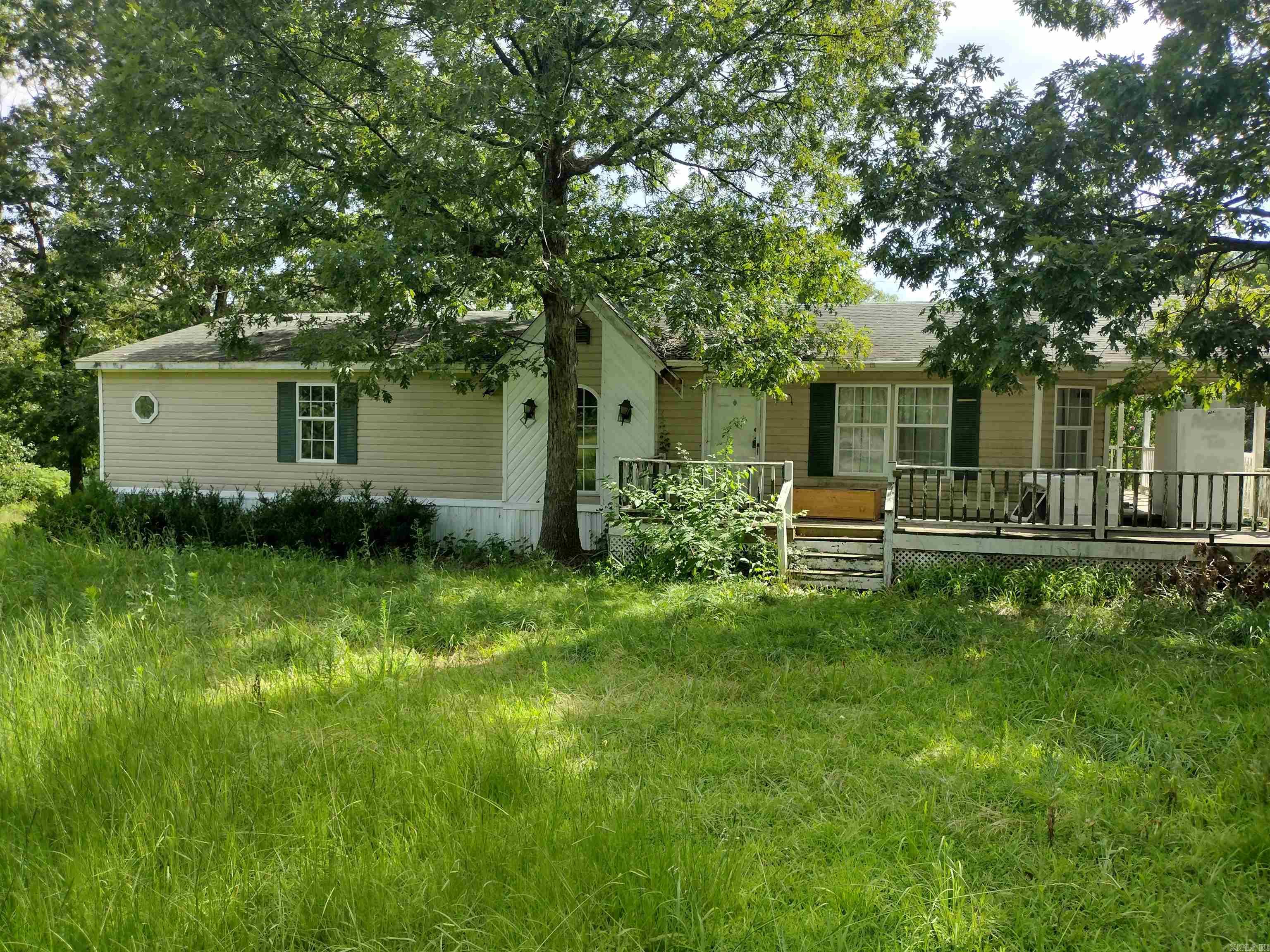 Looking for a nice piece of land approx. 15 minutes from MTN View and only about 30 to beautiful Heber Springs and Greers Ferry Lake check this out has Mobile home that is in need of repairs.