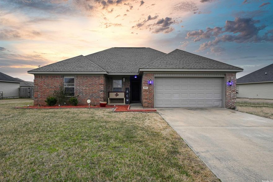 Located just 12 minutes from the heart of shopping in city this beautiful and open home with oversized living room featuring vaulted ceilings, kitchen dining combo, extra nice primary bedroom with tub/shower combo and 2 walk-closets, and the two other bedrooms are separate from primary bedroom. Large backyard.