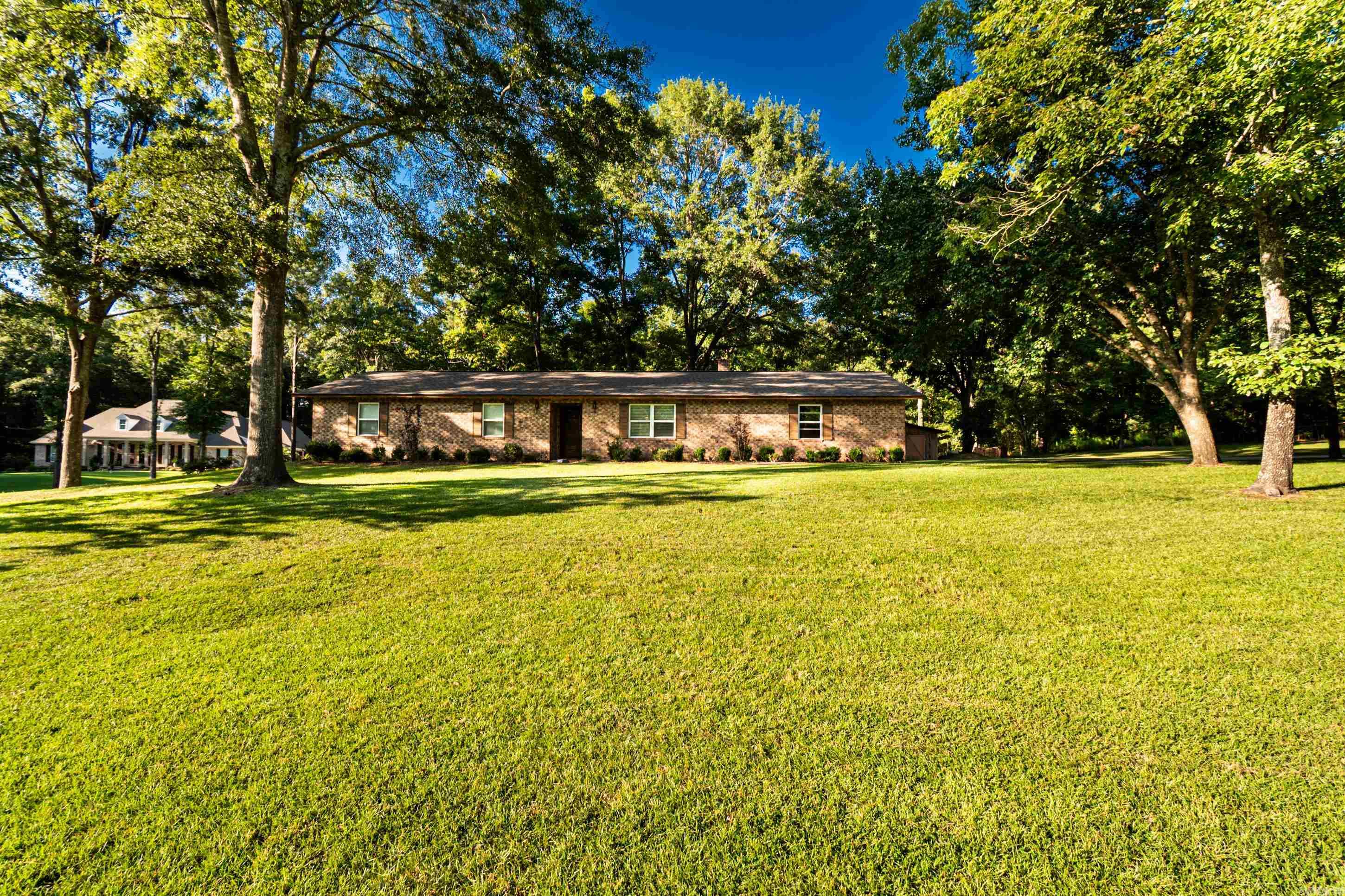 The perfect mix of country and town convenience , located right out side of city limits. Property is move in ready with a beautiful spacious yard!
