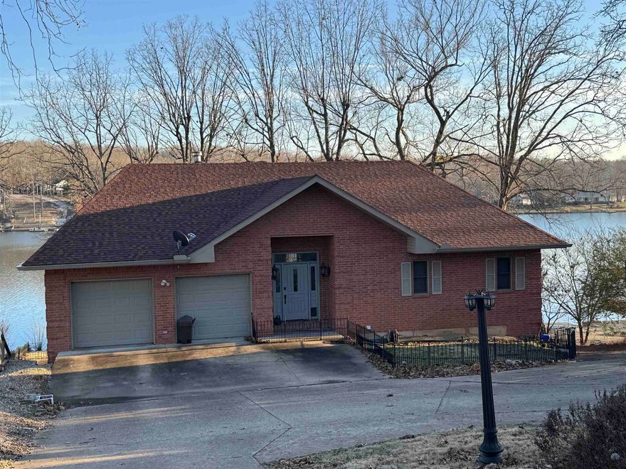 Lake home built in 1997 on Thunderbird lake.