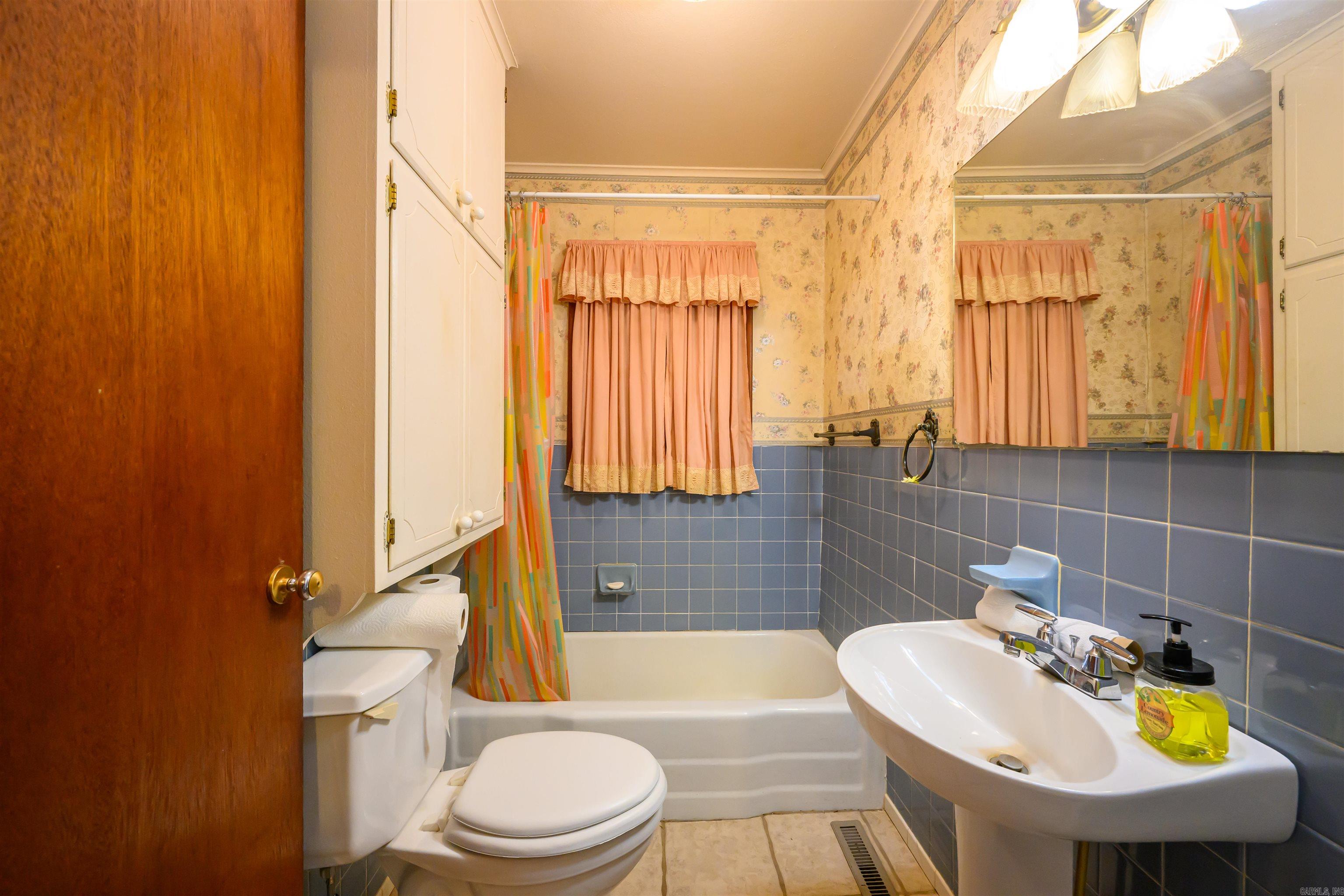 COLLEGE SQUARE - Residential