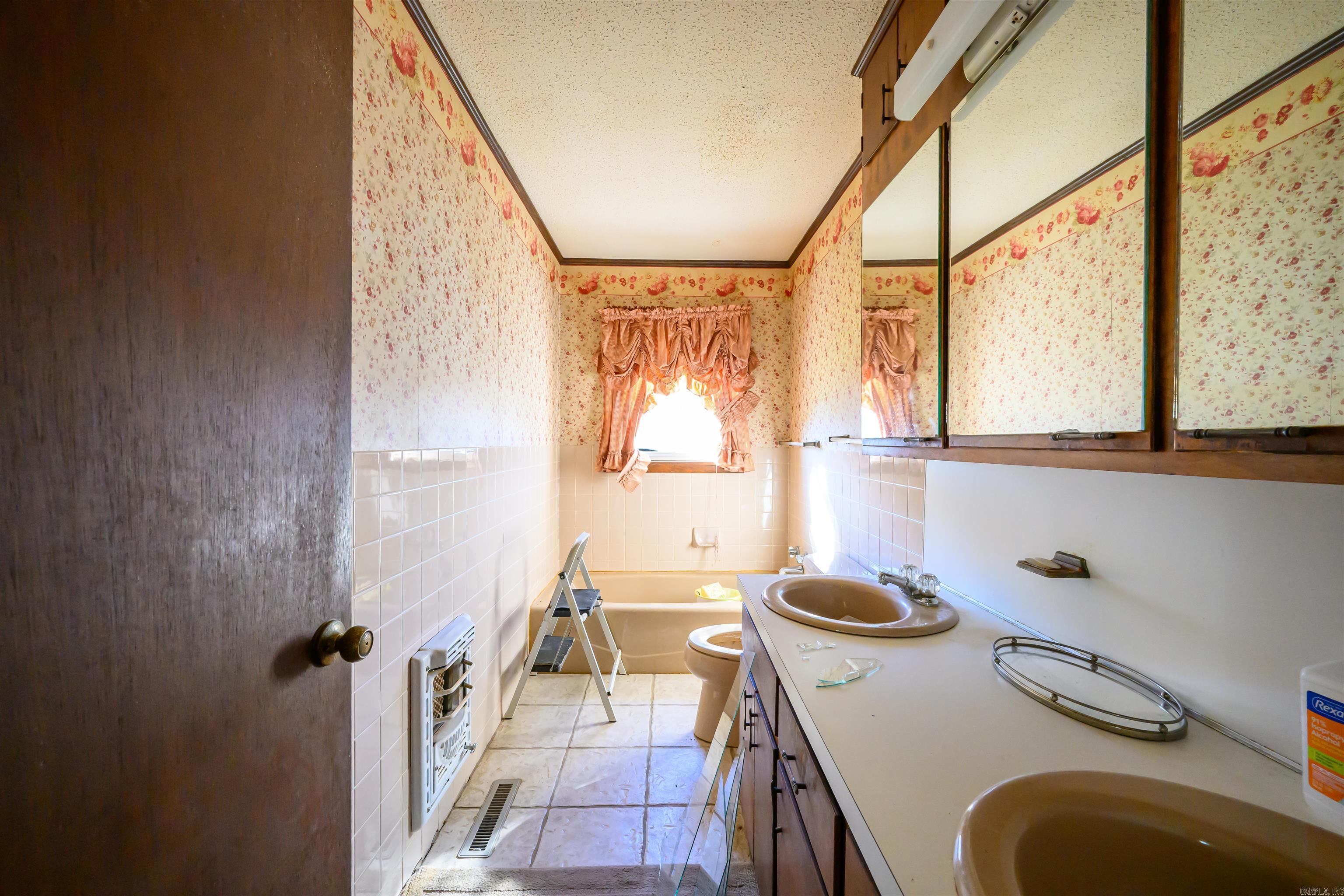 COLLEGE SQUARE - Residential