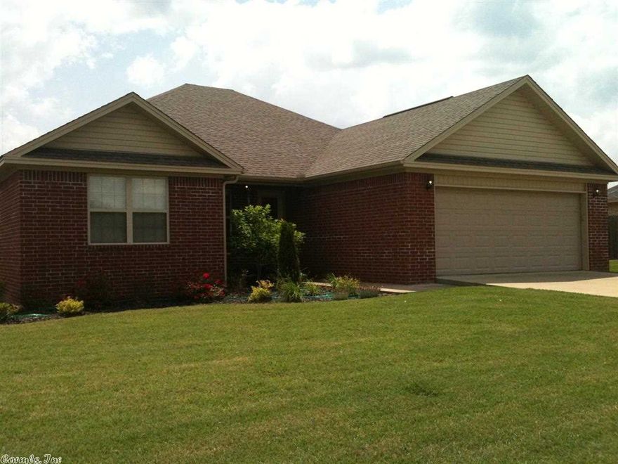 This very nice 3 bed 2 bath home has great curb appeal and features, a valuted ceiling in the living room, tray ceiling in the large master with trac lighting and extra space that could be a sitting area or office and a split bedroom floor plan.  The fully fenced back yard and no thru  traffic make it ideal for a starter home and small children or for someone wishing to downsize. For your personal tour gives us a call today. Seller's belongings have ben moved out.