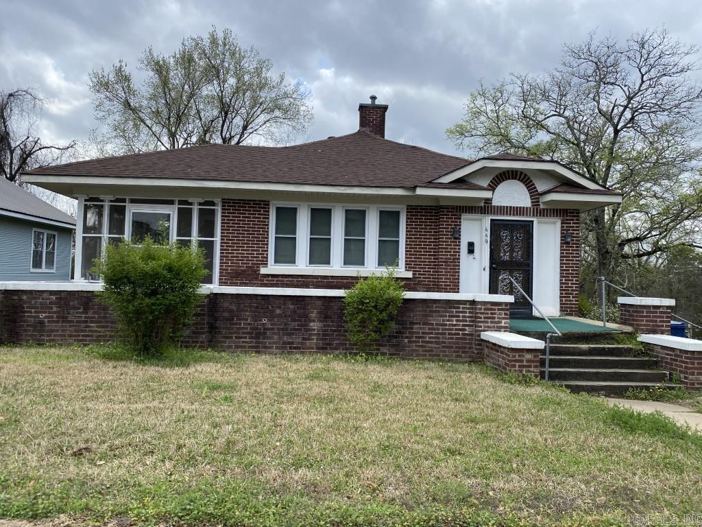 Spacious 2-bedroom 1 bath home with 1718 square feet. This home sits in the historical district of Camden at an amazing price. Large family room, large bedrooms, formal dining area, sunroom, and screened porch. There is a unfinished basement area that is being used as a storm room but could also be turned into the laundry room to make a 3rd bedroom in the main house. This house has so many possibilities and is waiting on your touch!