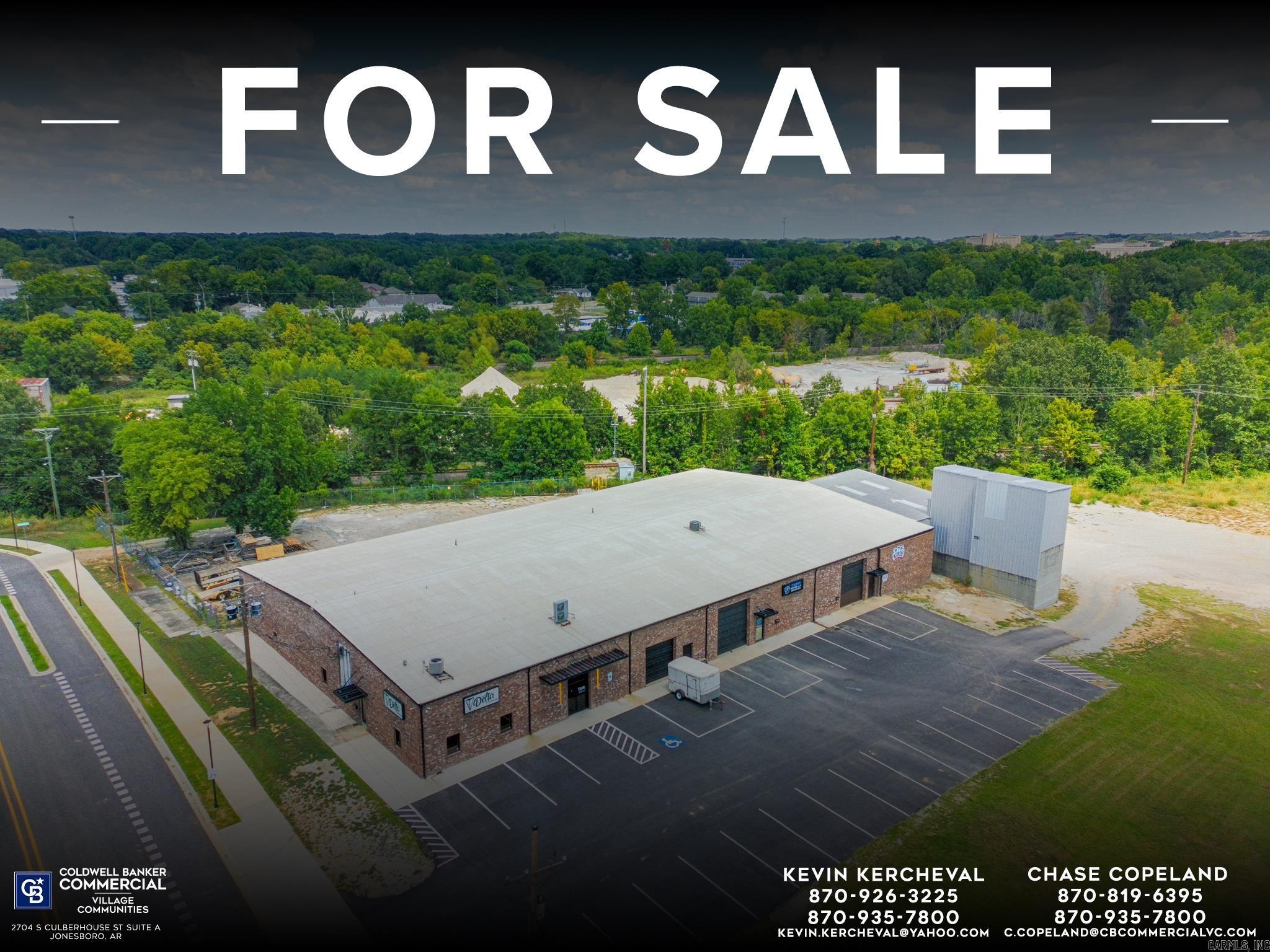 Coldwell Banker Commercial - VC is pleased to bring to market 310 Reeves Street, Jonesboro, AR 72401. This 19,950 SF warehouse/flex space is conveniently located in the heart of Downtown Jonesboro. The property features +/- 12,350 SF of warehouse space, +/- 7,600 SF of office/showroom space, private and shared restrooms, and a classic brick exterior with modern lighting.. The building is well-equipped with multiple loading docks and a secure gated back lot, making it truly turnkey for either an owner-user or an investor seeking a strong position in the industrial market. The property is currently partially occupied with three tenants in place, and financials are available upon request.