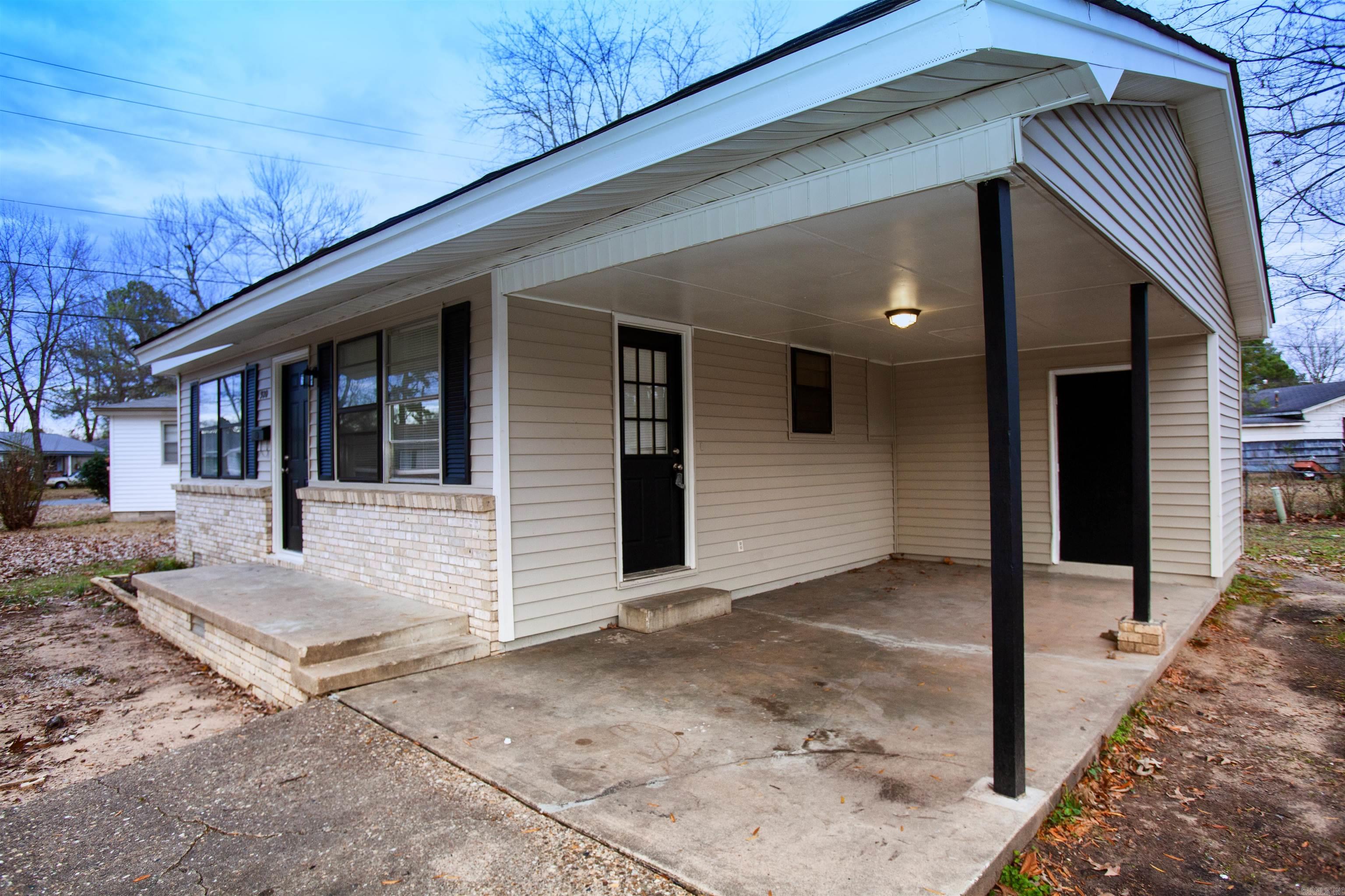 Great 3BD/1.5BA in North Little Rock that is waiting for you to call home. Cozy living room with luxury vinyl flooring, a ceiling fan, and plenty of natural light. Eat-in-kitchen with granite countertops. Fenced in yard that is perfect for anyone with kids or pets. This property is managed by Hoffman Team so beware of scammers - we will never ask you to Cashapp us money. The lease for this property is for 18 months to 2 years with a 3% increase after the first year. Income must be 3x the amount of rent. Deposit, first monthās rent, and the $50 administration fee due before move in. This property does not accept section 8.