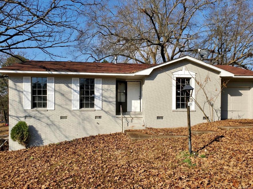 Beautiful house on spacious corner lot in a quiet neighborhood. Within walking distance of Hindman Park, this house is in a great location. Newly renovated and ready for move in. Call me to schedule your private tour.