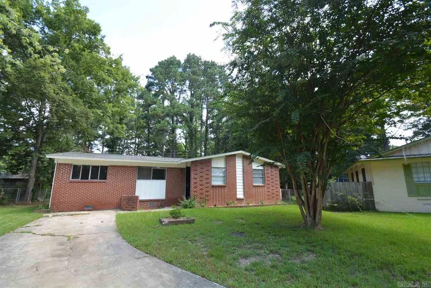 Recently renovated 3 bedroom Boyle Park Home for rent! Great flooring through out , nice size living room . Big yard space with long driveway . Great house and nice location , close to shopping and dining !  Come check it out !