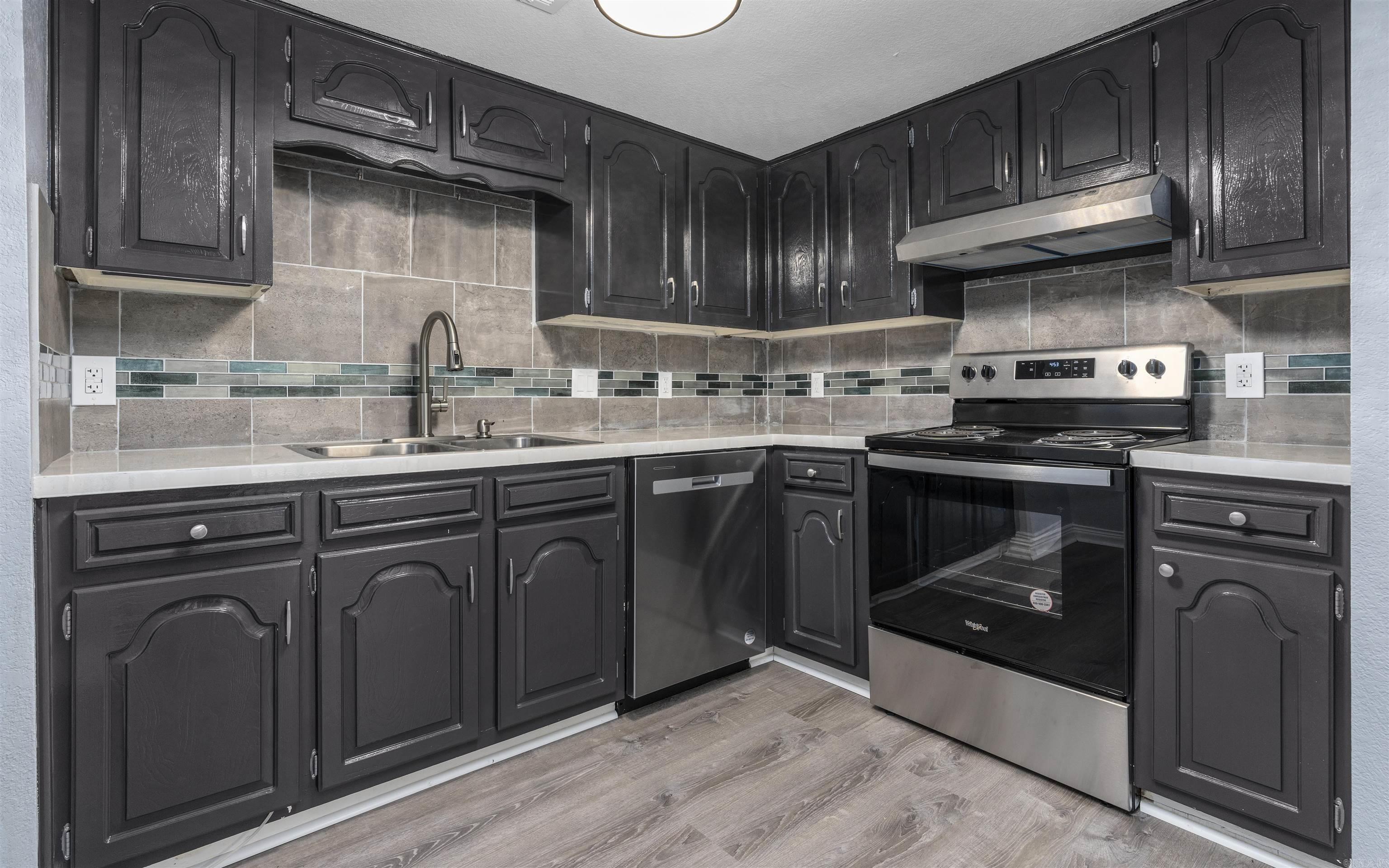 VALENCIA COURTS - Residential