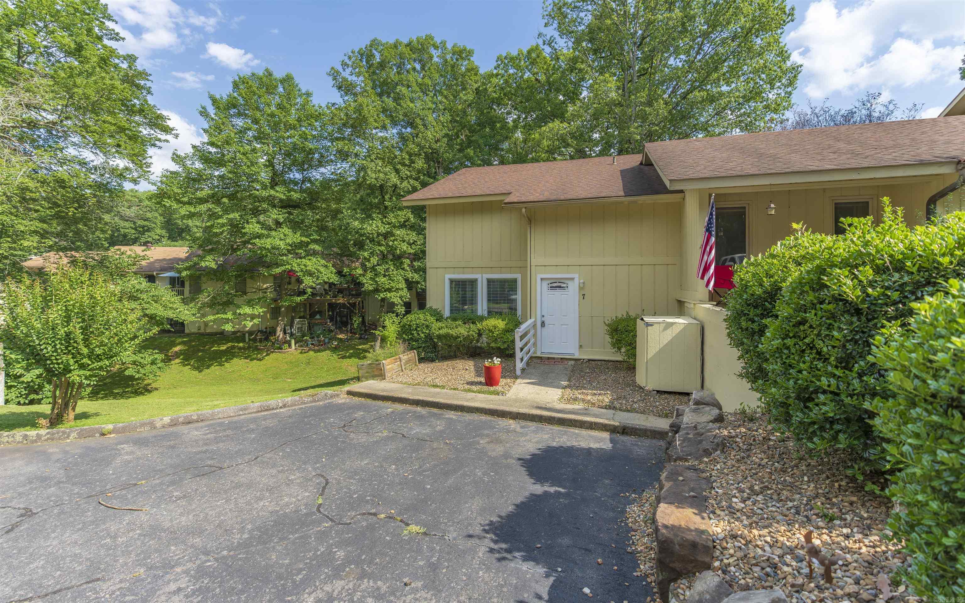 VALENCIA COURTS - Residential