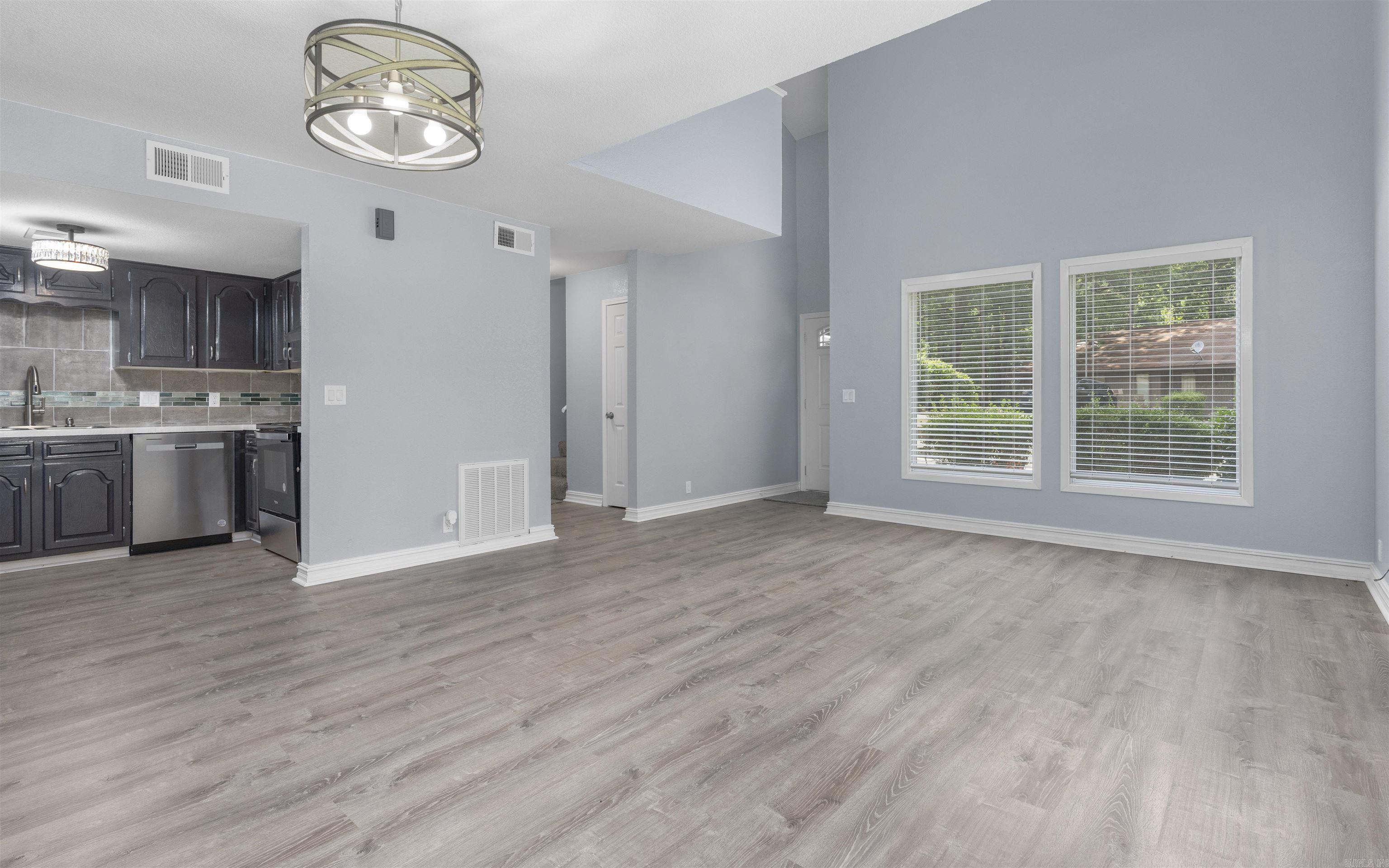 VALENCIA COURTS - Residential