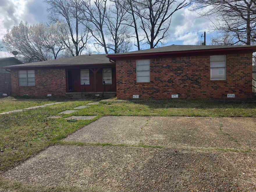 MOVE IN SPECIAL! HALF OFF FIRST MONTH’S RENT! Cute 3BD/1.5BA duplex in the quiet area of Sherwood that is waiting for you to call home. Living space opens to eat-in-kitchen. Luxury vinyl flooring throughout. Ceiling fans in living room and bedrooms. Master bed has a half bath. This property is managed by Hoffman Team so beware of scammers - we will never ask you to Cashapp us money. The lease for this property is for 18 months to 2 years with a 3% increase after the first year. Income must be 3x the amount of rent. Deposit, first month’s rent, and the $50 administration fee due before move in. This property does not accept section 8. Schedule a showing today, https://showmojo.com/l/11bcef70fa/617-brierly-drive-sherwood-ar-72120?g=1&sd=true