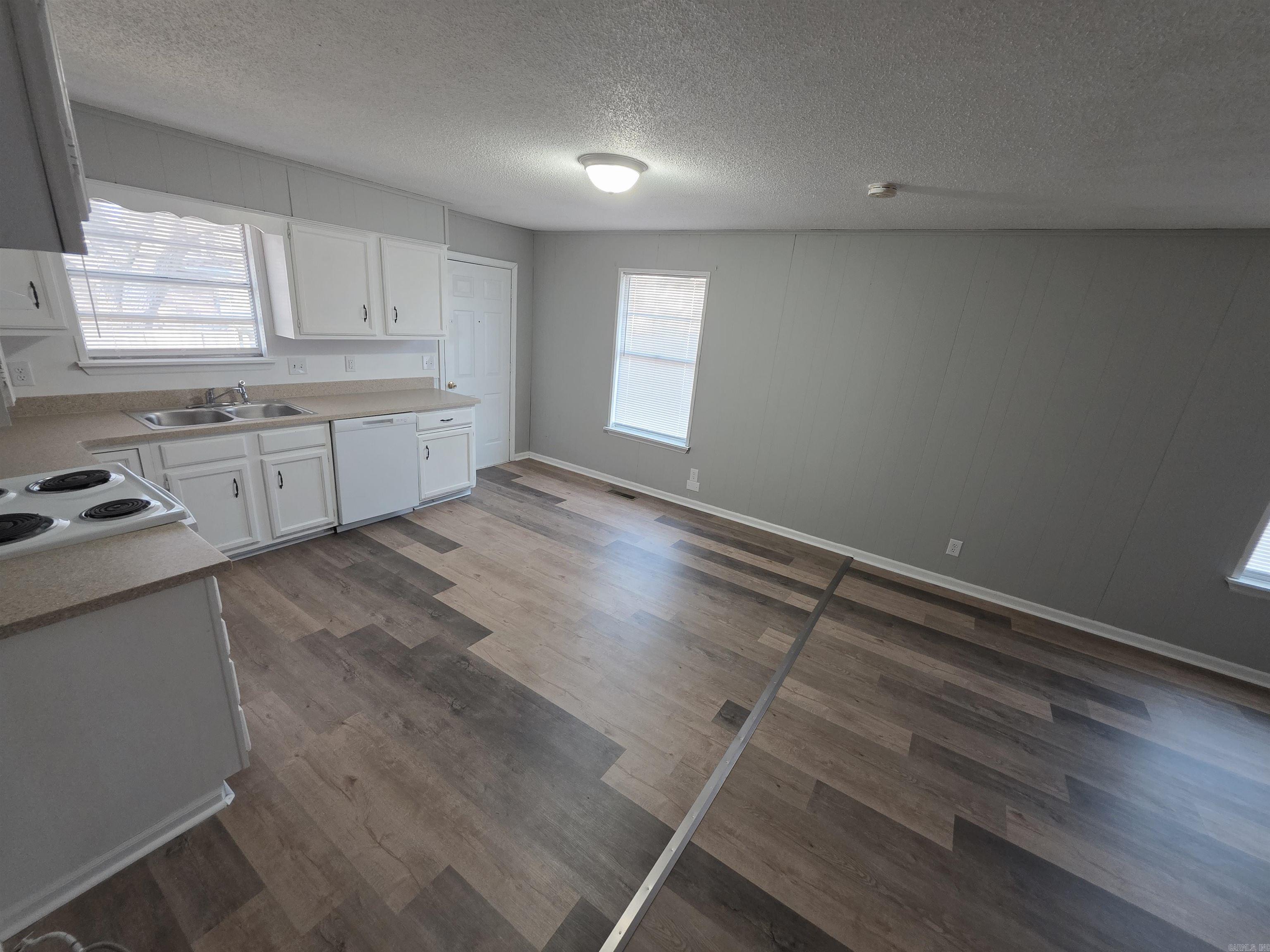 Royal Manor - Residential Lease