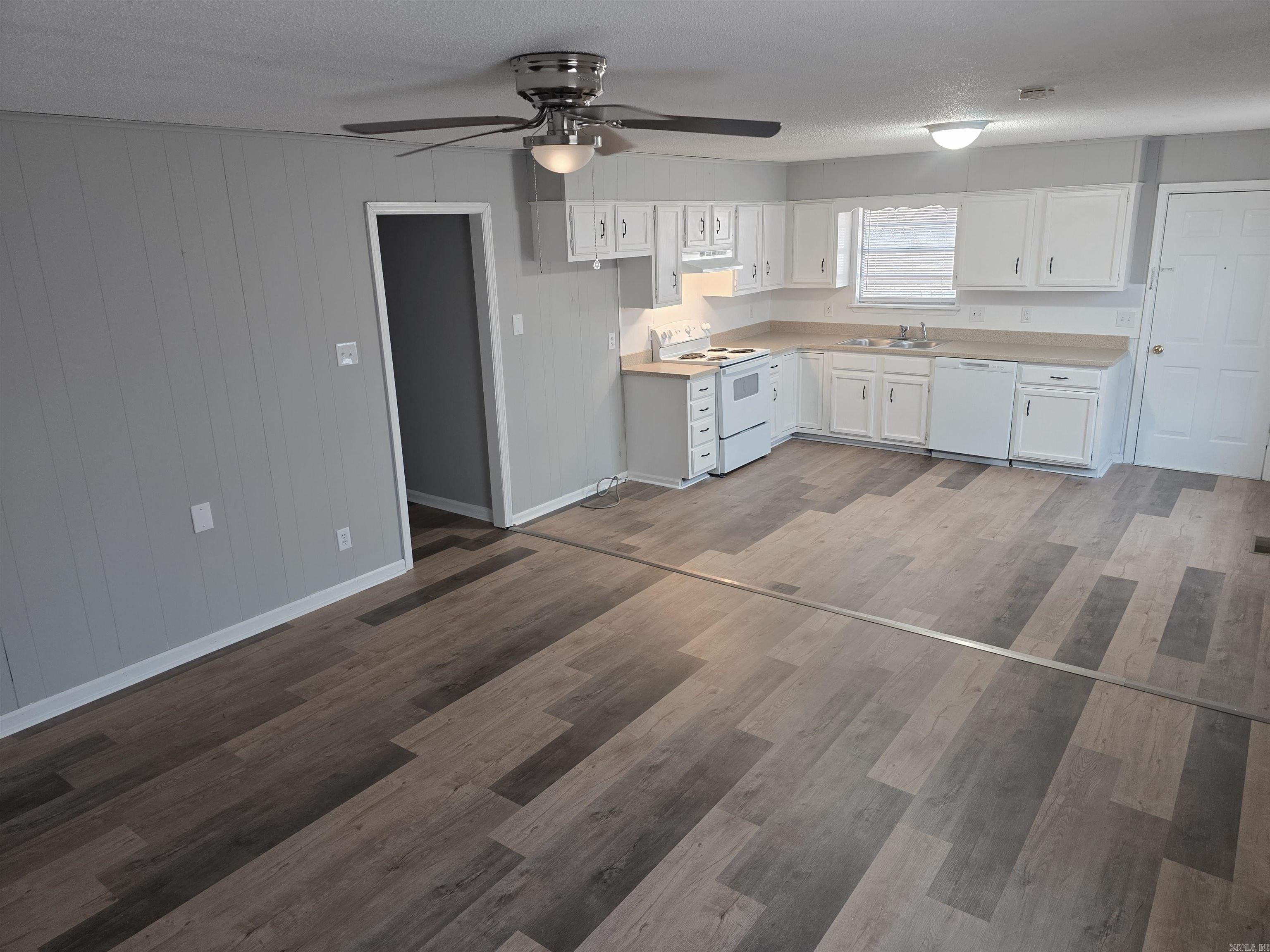 Royal Manor - Residential Lease