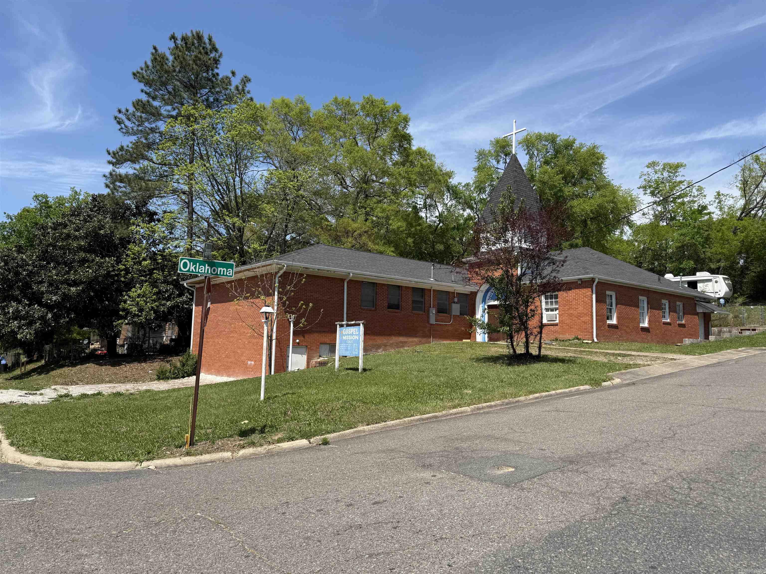 Main image without alt text