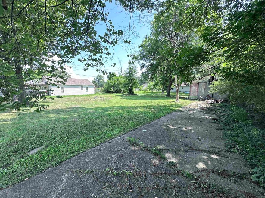 358 S Monroe St, Piggott, AR 72454 0.24 Acres - $8,500 Affordable 0.24-acre lot in a quiet residential area of Piggott. Ideal for building a home or holding as an investment. City utilities available nearby with paved road access. Convenient location close to schools, shops, and parks. Priced to sell don't miss this opportunity!