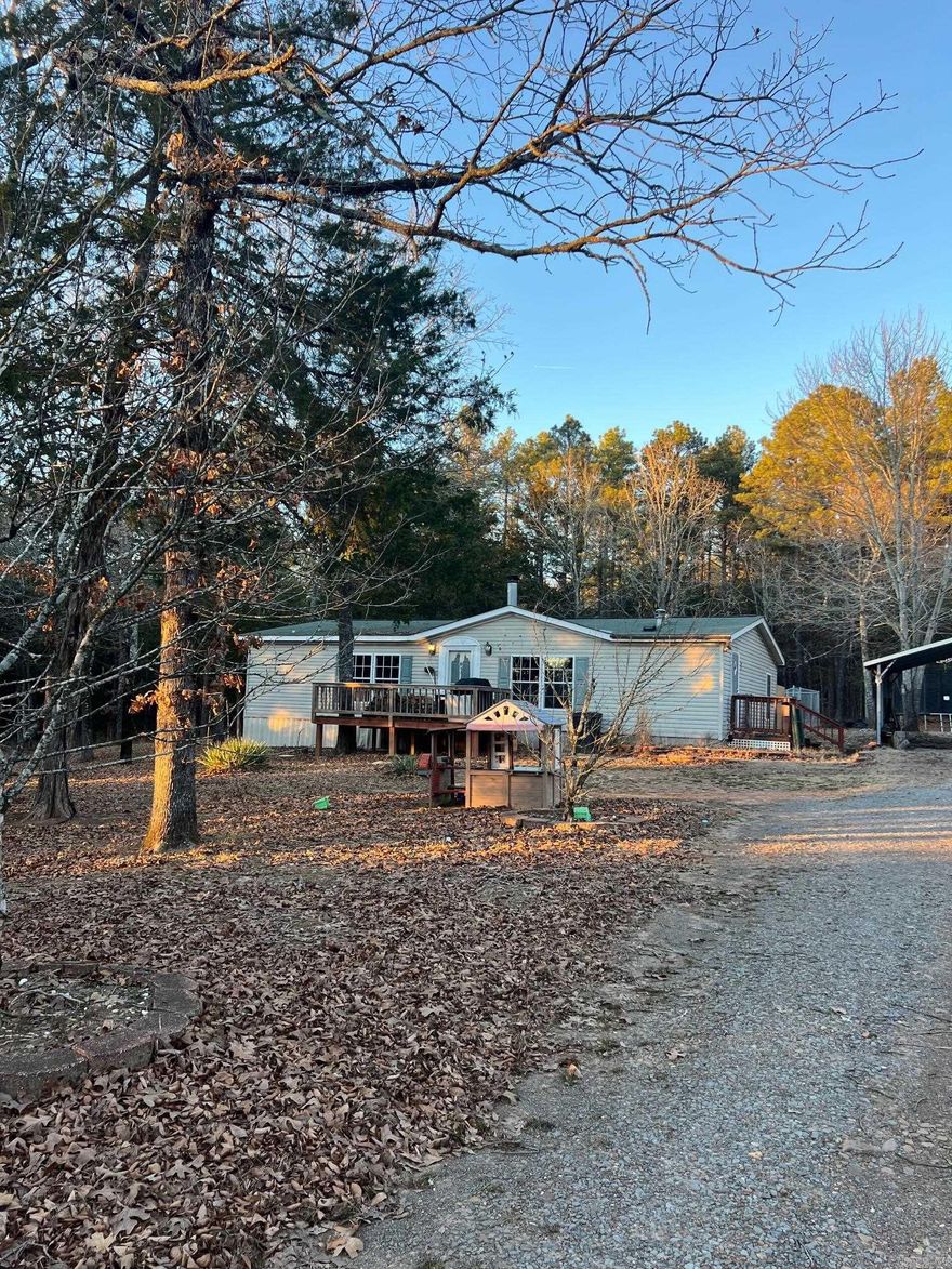 3 bedroom 2 bath home on over an acre of land near the beautiful Greers Ferry Lake.  Fenced back yard. Very nice level lot.  Needs some updating and would make a great weekend retreat or full time residence.  Call today to have a look.
