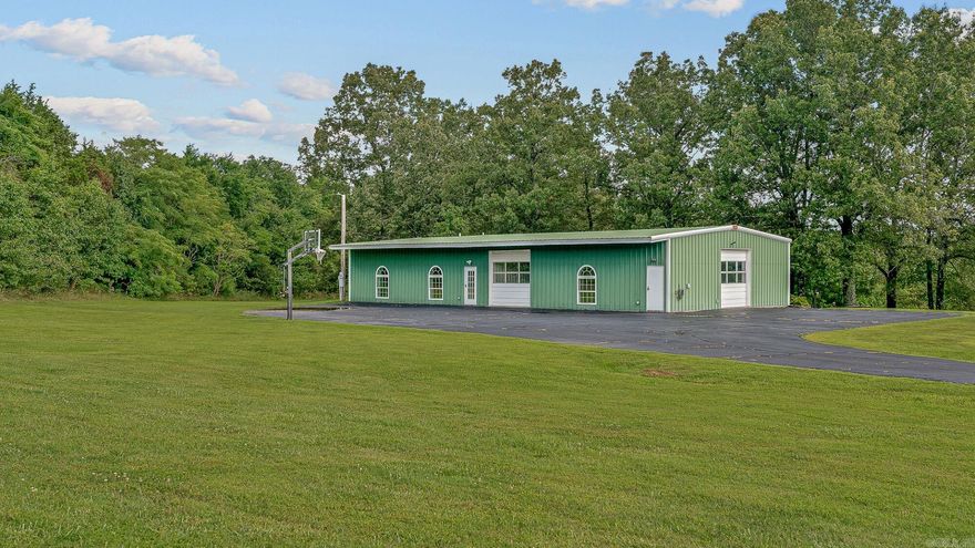 Shop House/1 Bedroom, 1 bath, laundry closet. 1000 sq ft living area, shop/garage/additional storage has heat and air. Unique Property. Single tract sold at auction.