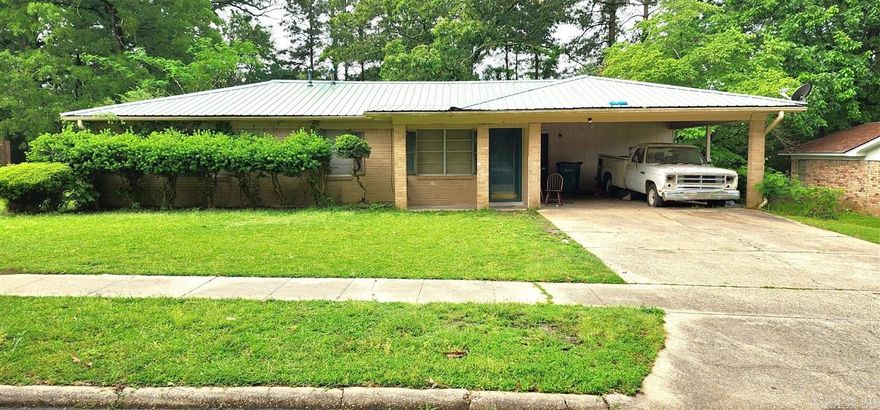 Check out this 3 bedroom 1 bath home that is perfect for a first-time homebuyer or investor.