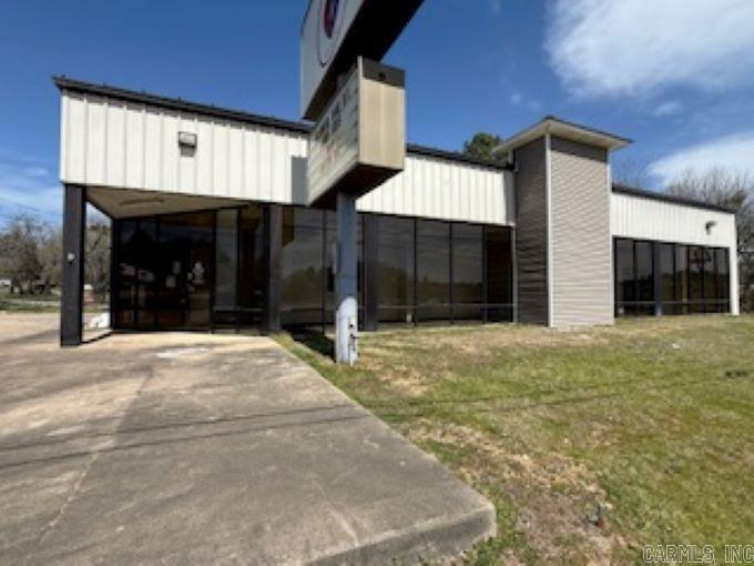 Located in the Heart of Dequeen, this turnkey medical office is perfect for healthcare professionals seeking a high-visibility, move-in ready space. The 4,000 sqft. office has multiple exam rooms, a spacious waiting area, a private physician's office, and ample storage. Designed for efficiency and patient comfort, the space includes restrooms, a nurse's station, and a breakroom. Ideal for general practitioners, specialists, dentists, and/or physical therapists.