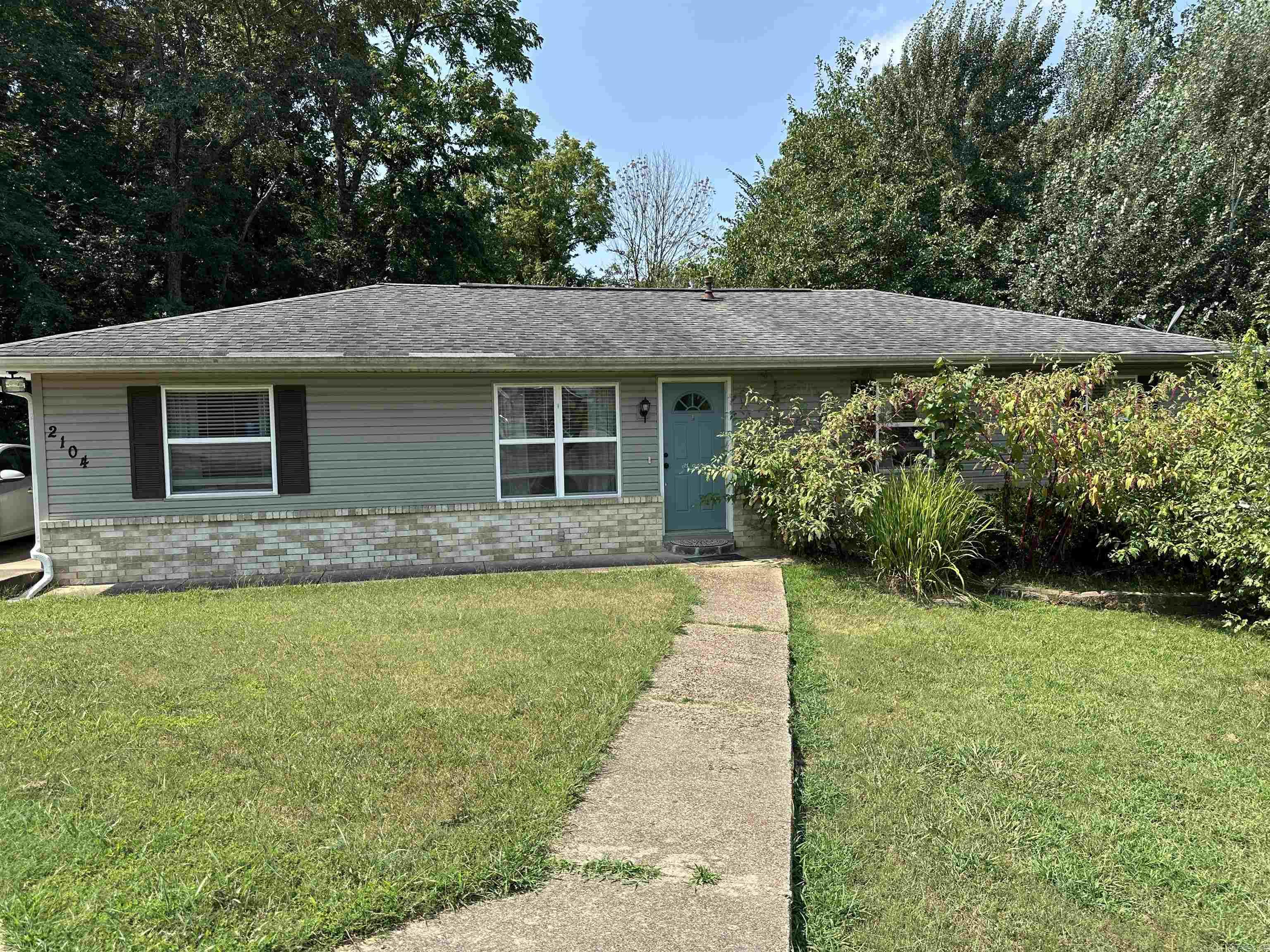 Move in ready three bed 2 bath home! Large bedrooms with walk in closet in master bedroom. Nice kitchen with a lot of cabinets! Fenced in backyard. Located in a great well kept area of Mountain Home! Great home!