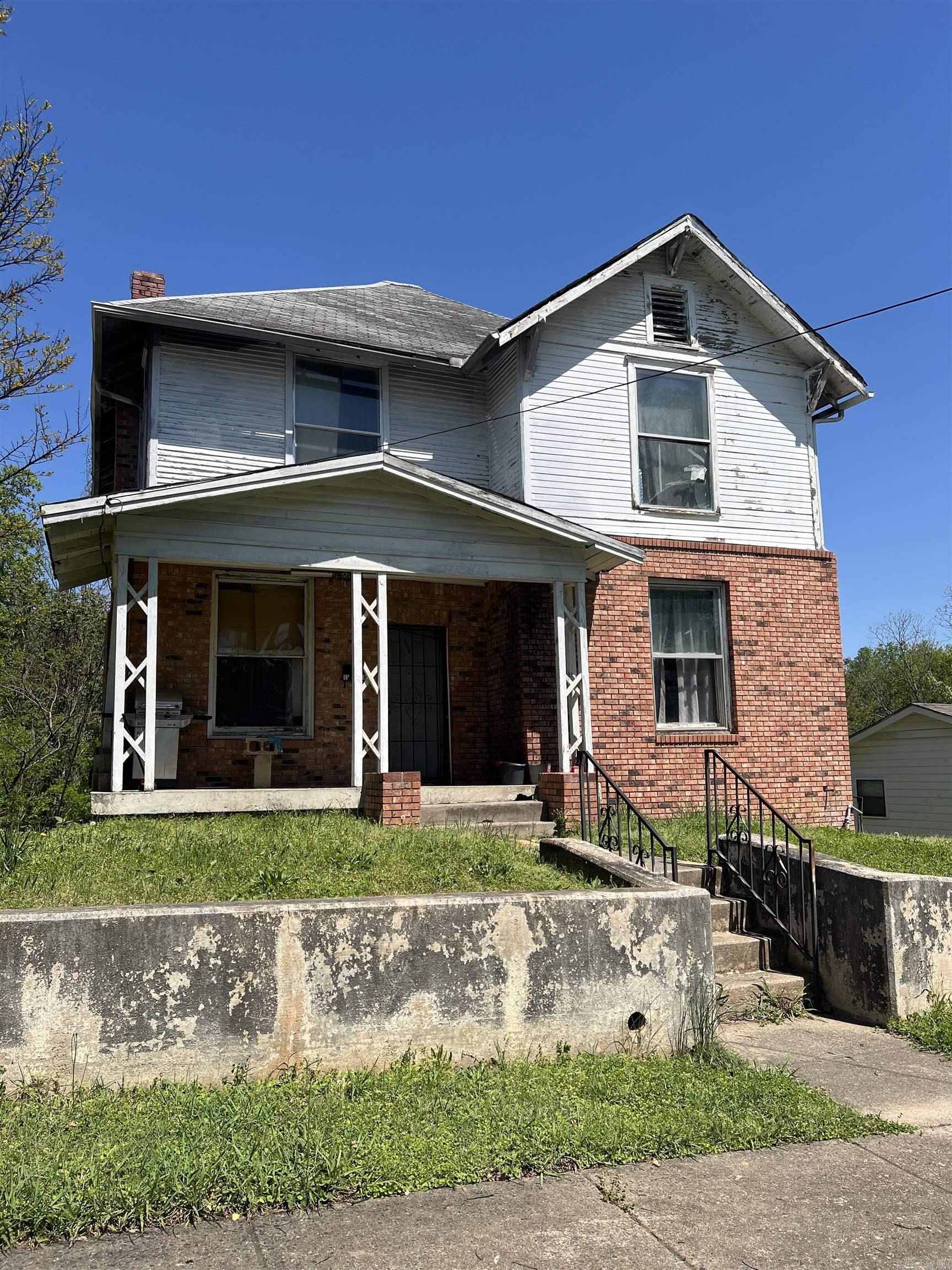 Calling all investors, Come see this hidden gem today. huge floor plan ready for some renovations. Near freeway close to downtown in a upcoming neighborhood.