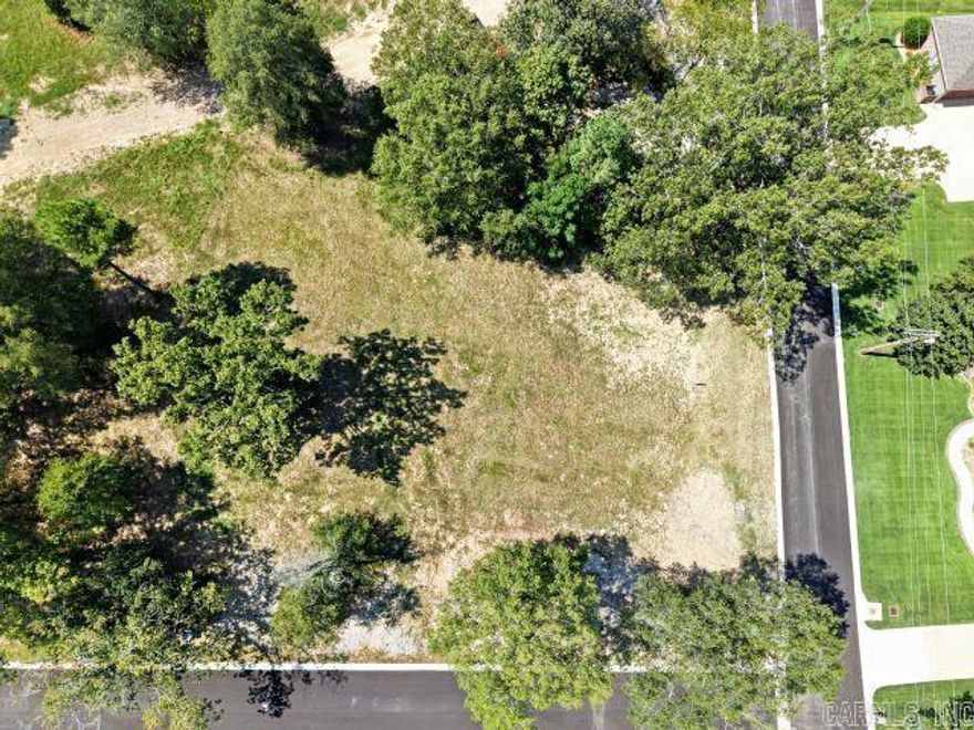 This Wonderful Corner lot is located in Arkota Shores ll Neighborhood in lakeside Area. Located in a quite gated comunity with mature Oak Trees and Lake Hamilton Access including a covered lakeside Pavillion and acess for kayaks and canoes!!