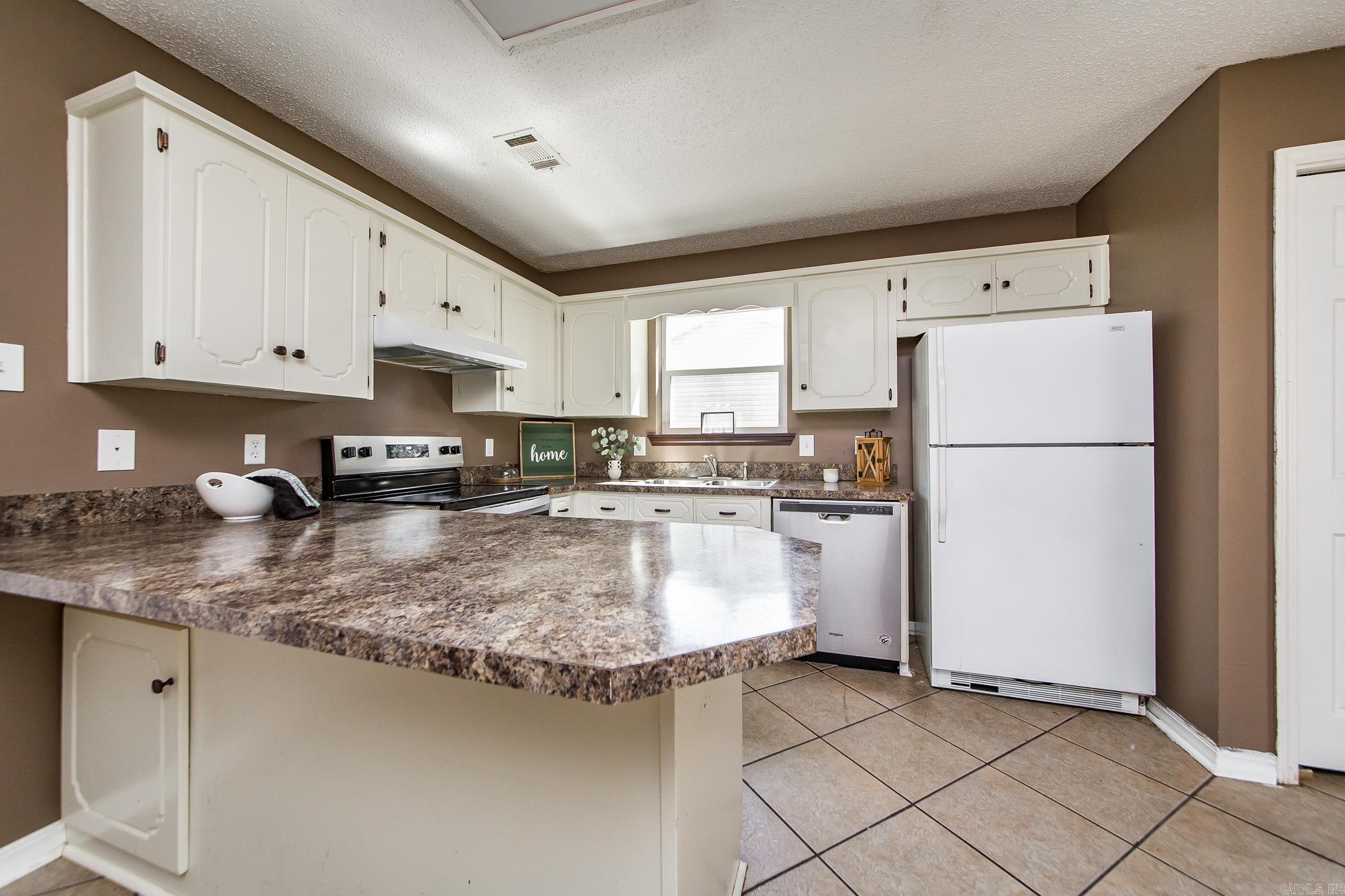 KNOLLWOOD ESTATES - Residential