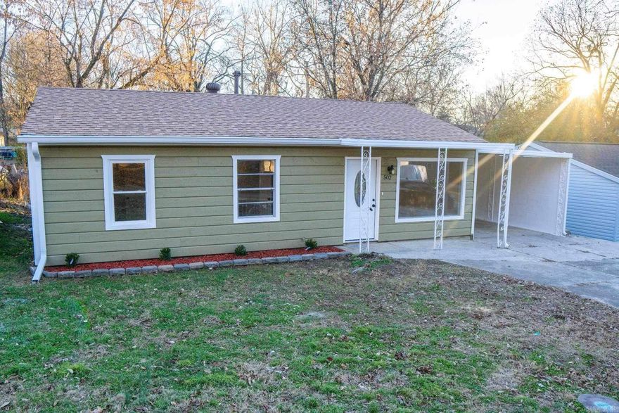 Like New! Check out this charming home located in Flippin, Arkansas! Close to the Buffalo National River, White River and Bull Shoals Lake! This home has many updates, some of those include a new roof, new hvac, new granite countertops, new flooring and fresh paint inside and out! You’re not going to want to miss out on this sweet deal!