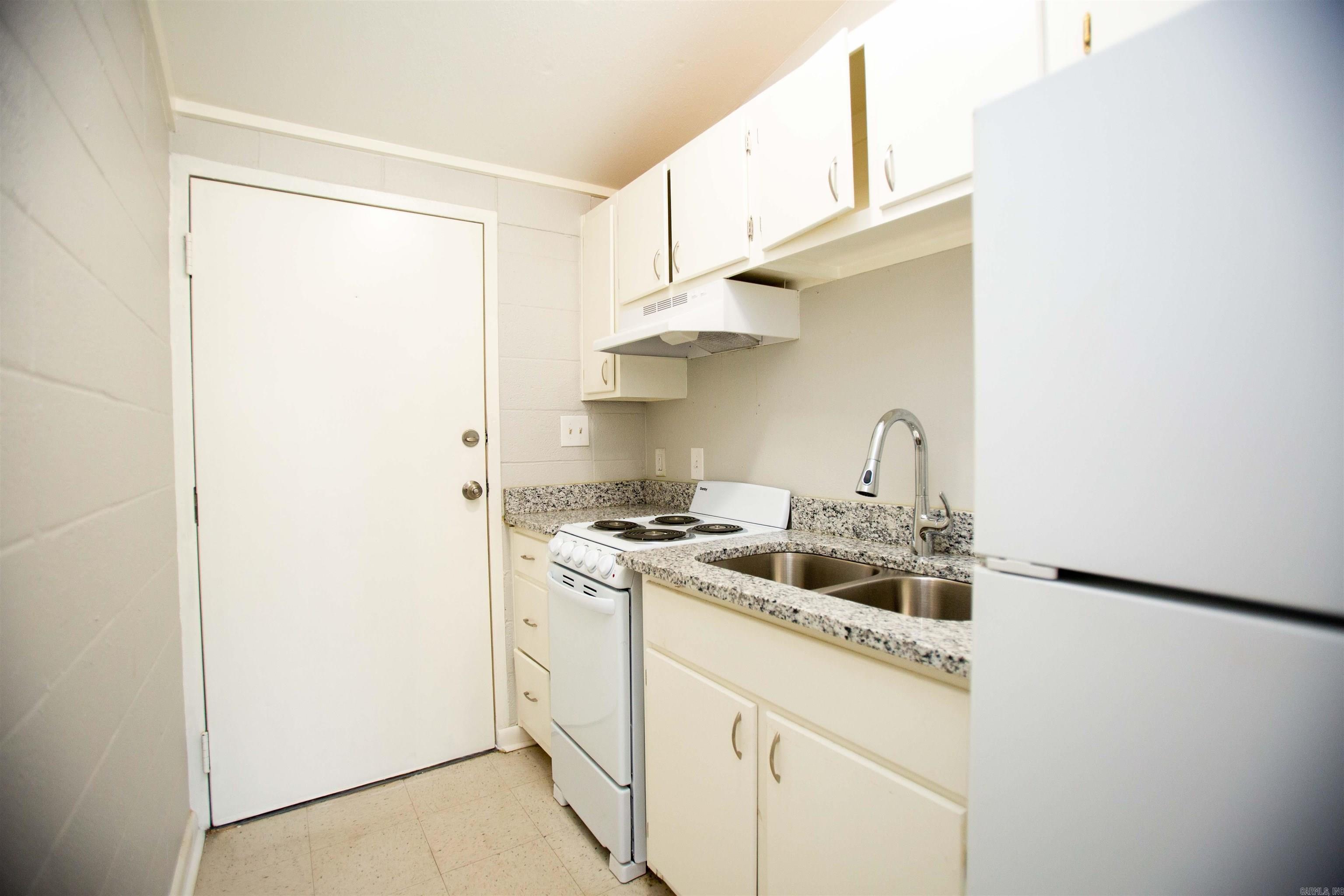 ARROW HEAD MANOR - Residential Lease