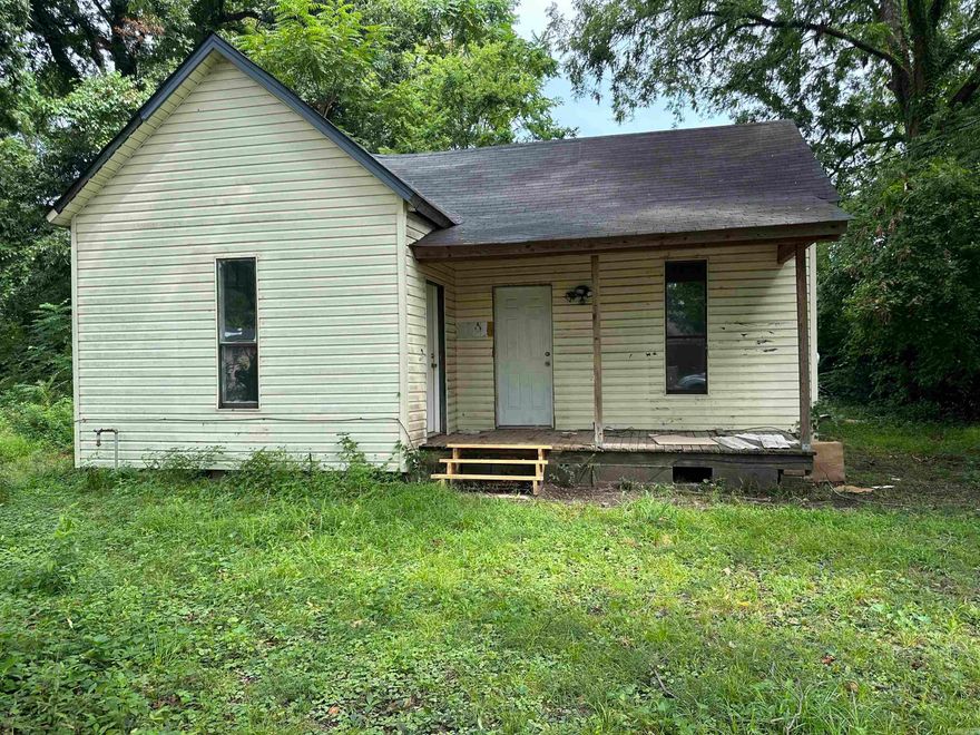 Large 2 bed 1 bath home just a couple of blocks from the Arkansas river. $600 a month rent and $600 deposit.
