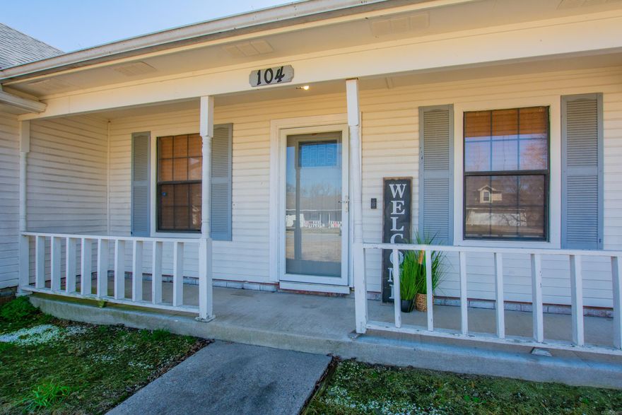 Cute house on a great cul-de-sac! Nice kitchen, huge living room with wood beams and fireplace! Newer roof and close to everything! Pool needs work, priced to reflect condition. Handyman with pool knowledge could have it up and running. New liner within last 4 years.