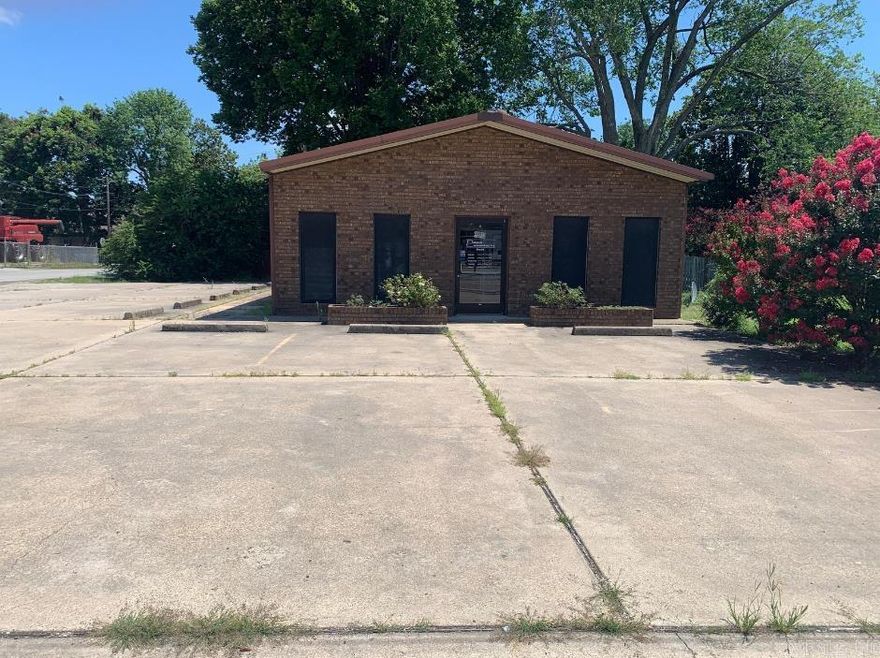 Commercial office building located in Walnut Ridge. Features a front foyer with secretarial office, conference room, five individual offices, breakroom with kitchen and 2 bathrooms that are handicapped accessible.