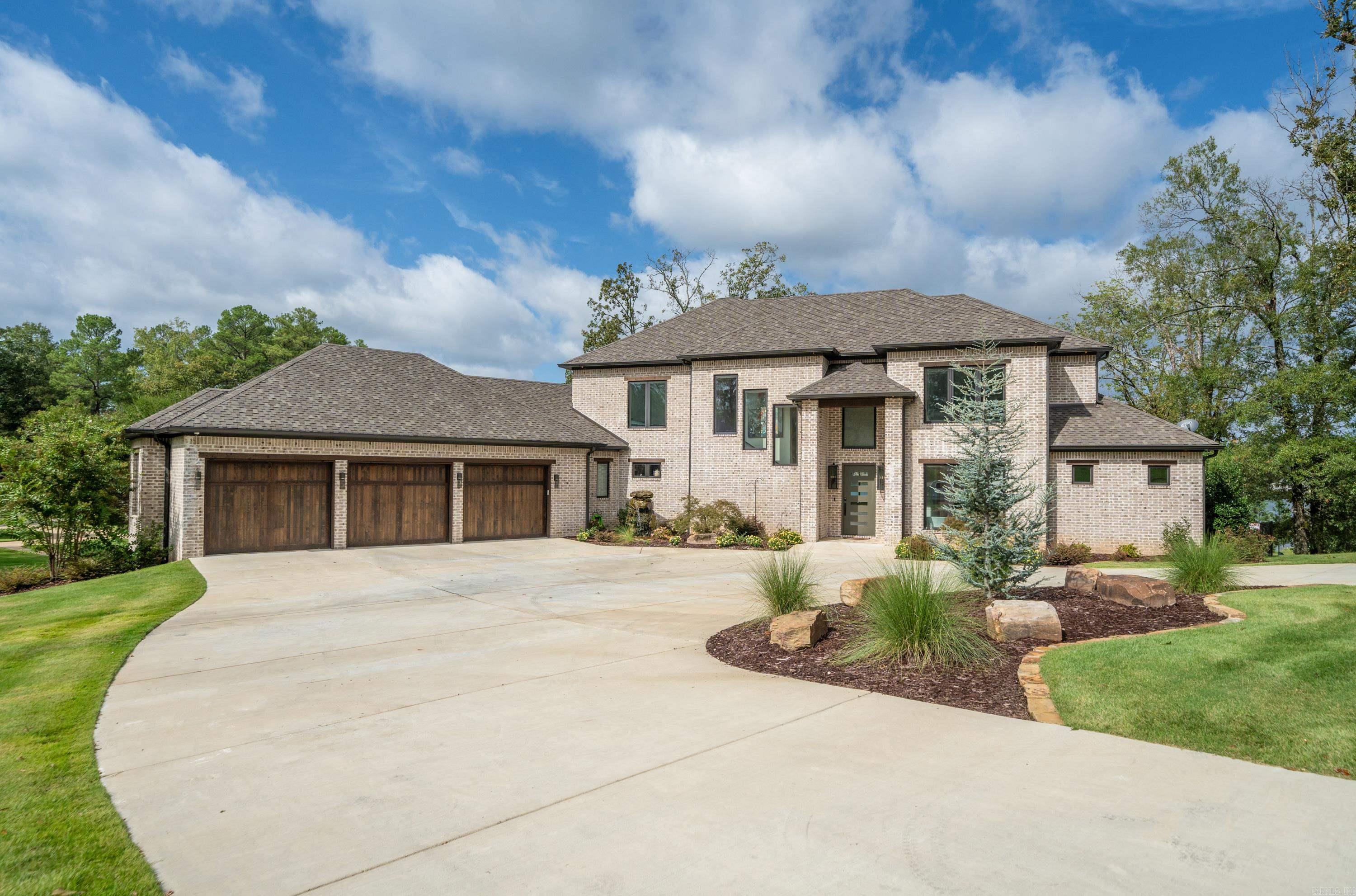 AMAZING HOME ON LAKE HAMILTON
