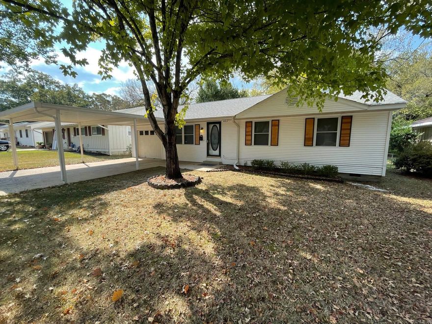 Greetings! Get ready to fall in love with your fantastic new 3-bedroom, 2-bathroom residence! This delightful property boasts a covered back porch, ideal for unwinding in the evenings, plus a practical storage space to maintain order. The spacious, open dining area is perfect for family dinners and social events. Plus, take advantage of the covered parking, shielding your vehicles, and a large laundry room making chores easier.