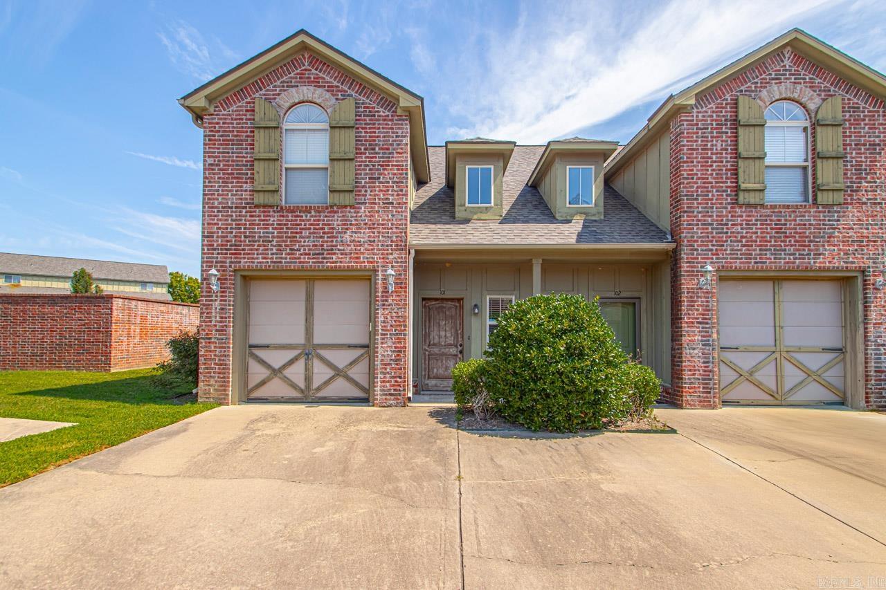 Gorgeous 2 bed / 2.5 bath town home in the desirable Maumelle area. Hardwoods, granite counter tops, new flooring/ paint upstairs 2024, new roof 2024. Close to the pool/clubhouse, short walk to Lake Willastein!