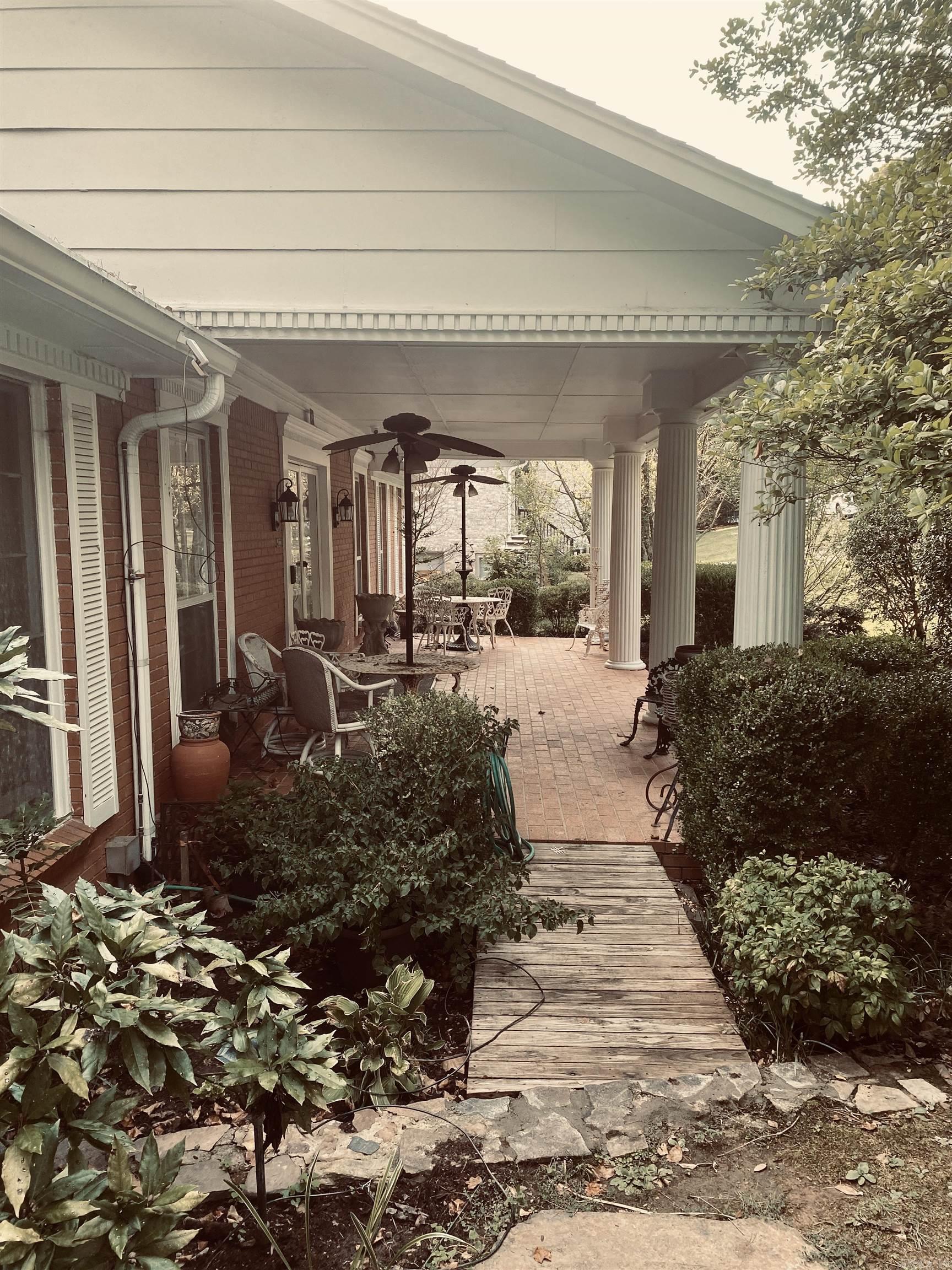 LEAWOOD MANOR - Residential