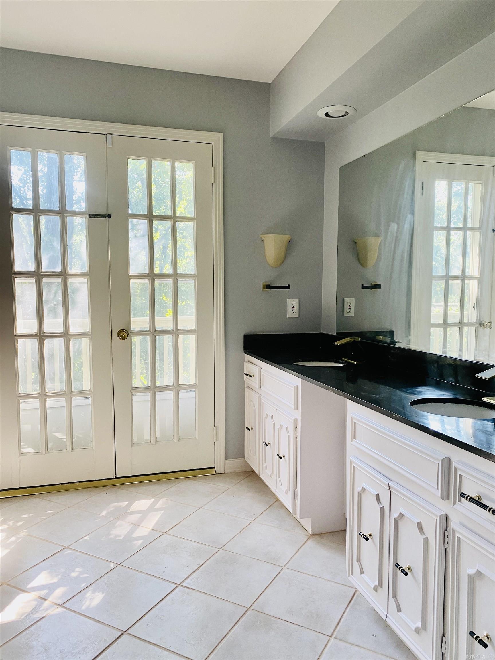 LEAWOOD MANOR - Residential