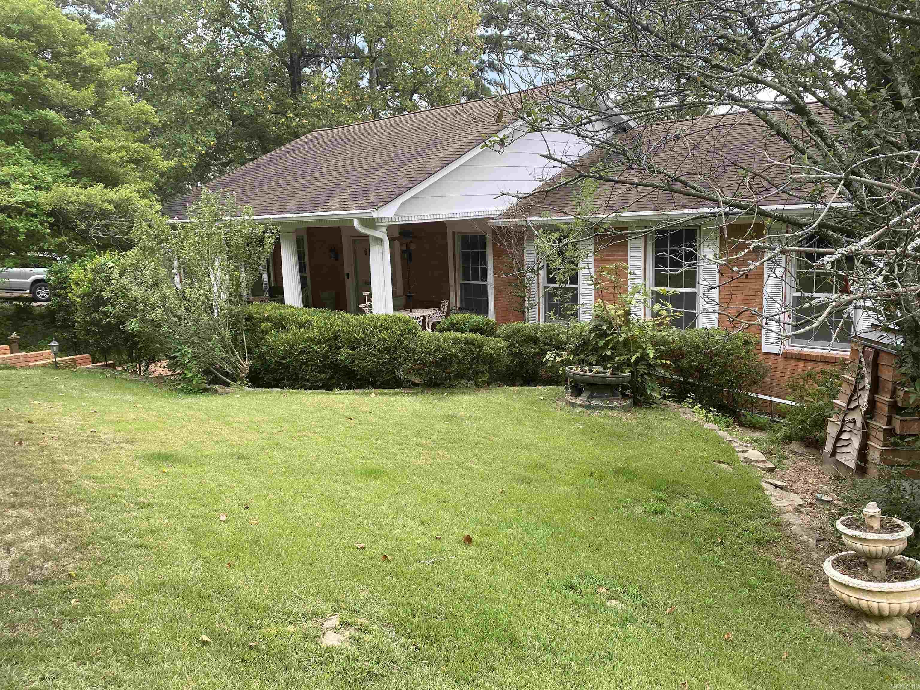 LEAWOOD MANOR - Residential