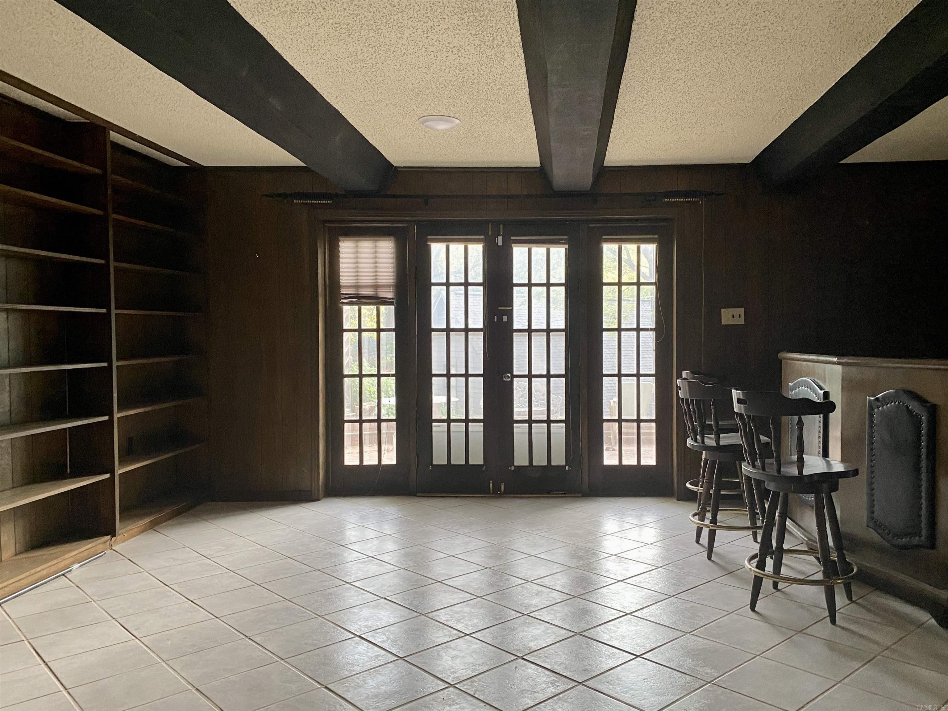 LEAWOOD MANOR - Residential