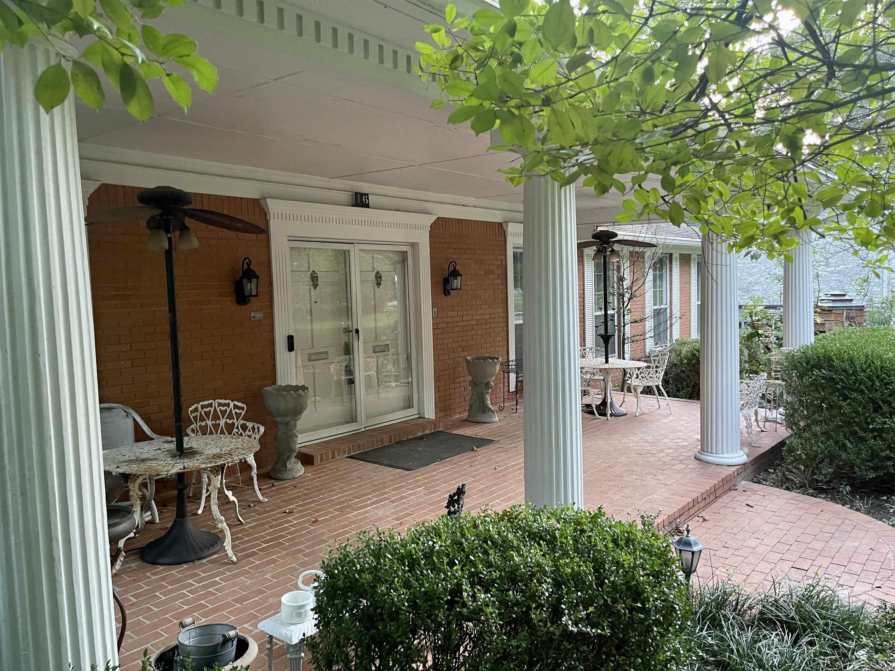 LEAWOOD MANOR - Residential